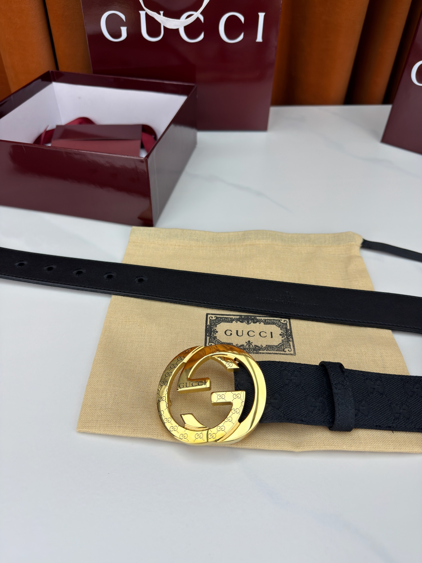 宽度3.8cm Gucci双G扣皮带点燃街头气场。3.8cm利落宽度，帆布与皮革双面切换，硬核与优雅自由