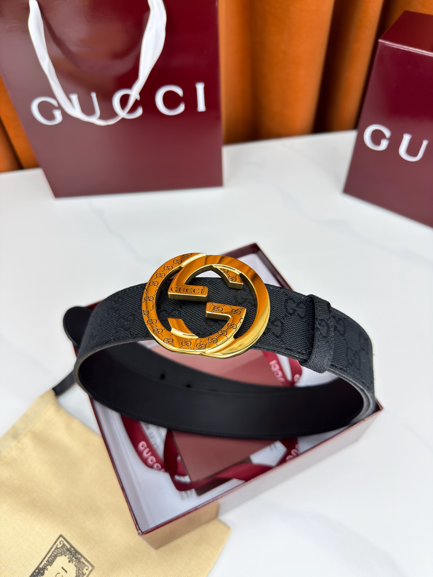 宽度3.8cm Gucci双G扣皮带点燃街头气场。3.8cm利落宽度，帆布与皮革双面切换，硬核与优雅自由