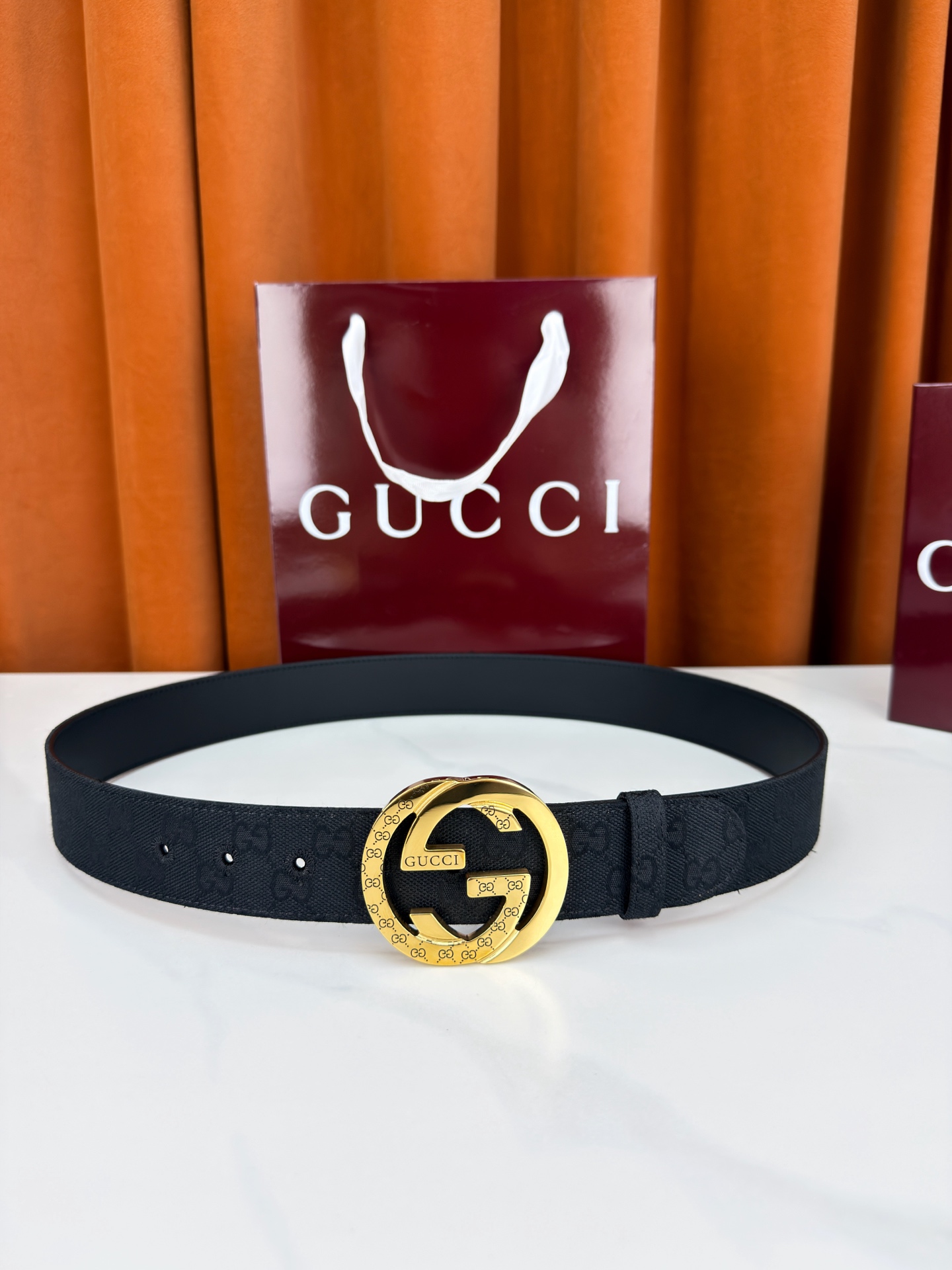 宽度3.8cm Gucci双G扣皮带点燃街头气场。3.8cm利落宽度，帆布与皮革双面切换，硬核与优雅自由