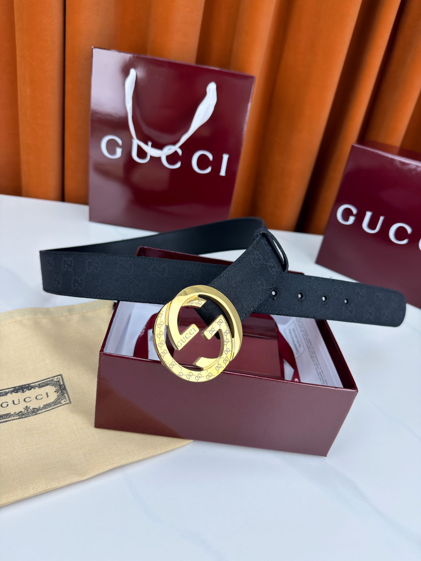 宽度3.8cm Gucci双G扣皮带点燃街头气场。3.8cm利落宽度，帆布与皮革双面切换，硬核与优雅自由