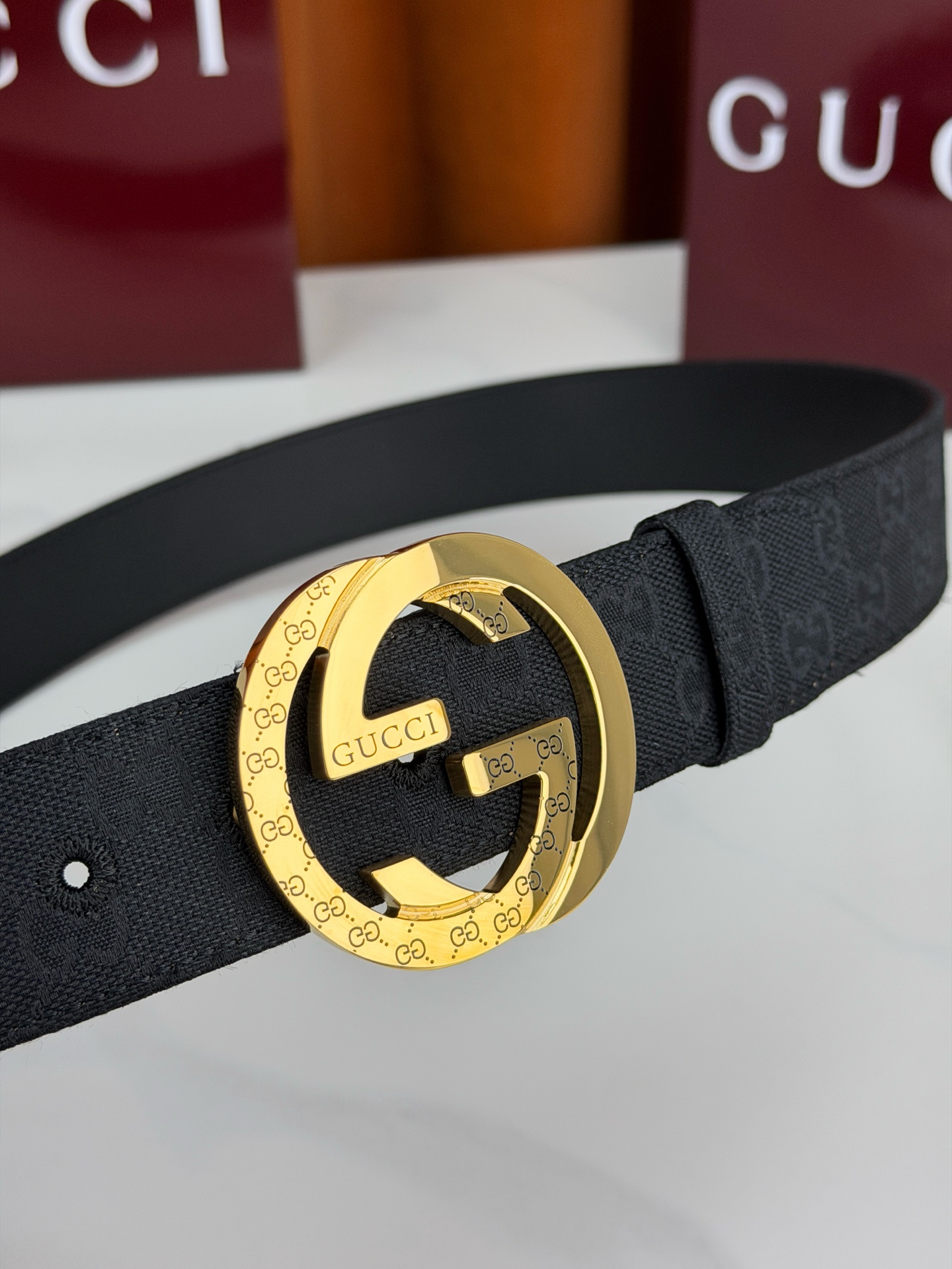 宽度3.8cm Gucci双G扣皮带点燃街头气场。3.8cm利落宽度，帆布与皮革双面切换，硬核与优雅自由