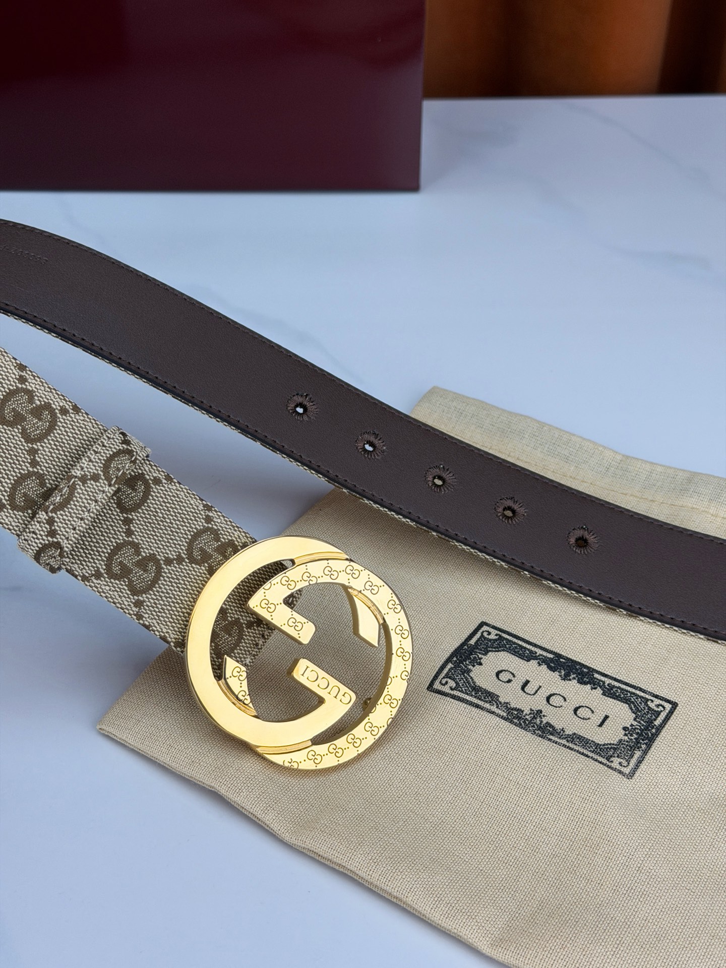宽度3.8cm Gucci双G扣皮带点燃街头气场。3.8cm利落宽度，帆布与皮革双面切换，硬核与优雅自由