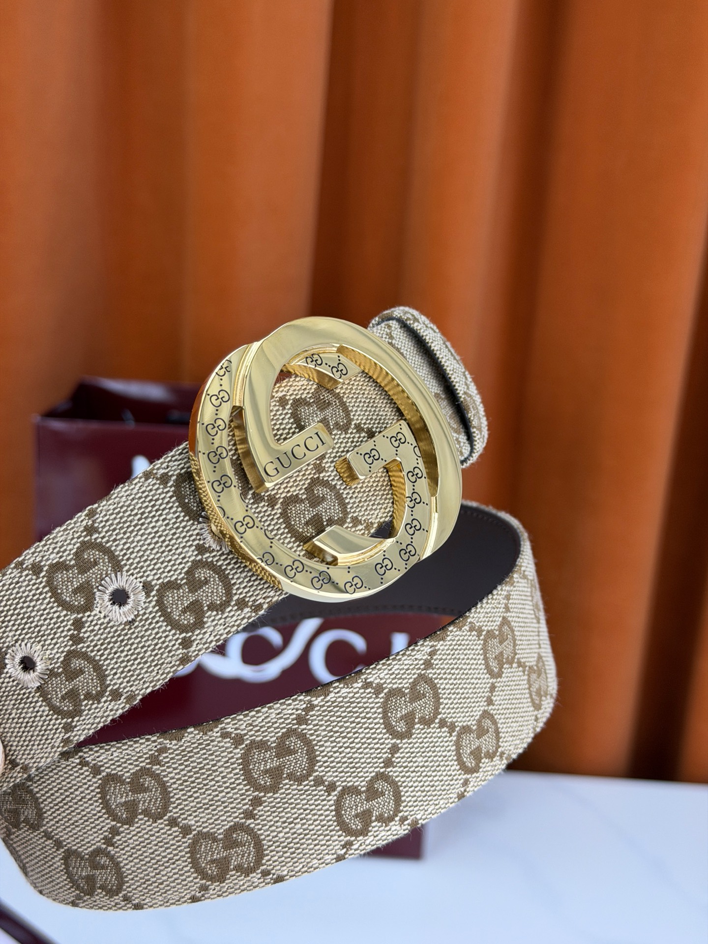 宽度3.8cm Gucci双G扣皮带点燃街头气场。3.8cm利落宽度，帆布与皮革双面切换，硬核与优雅自由