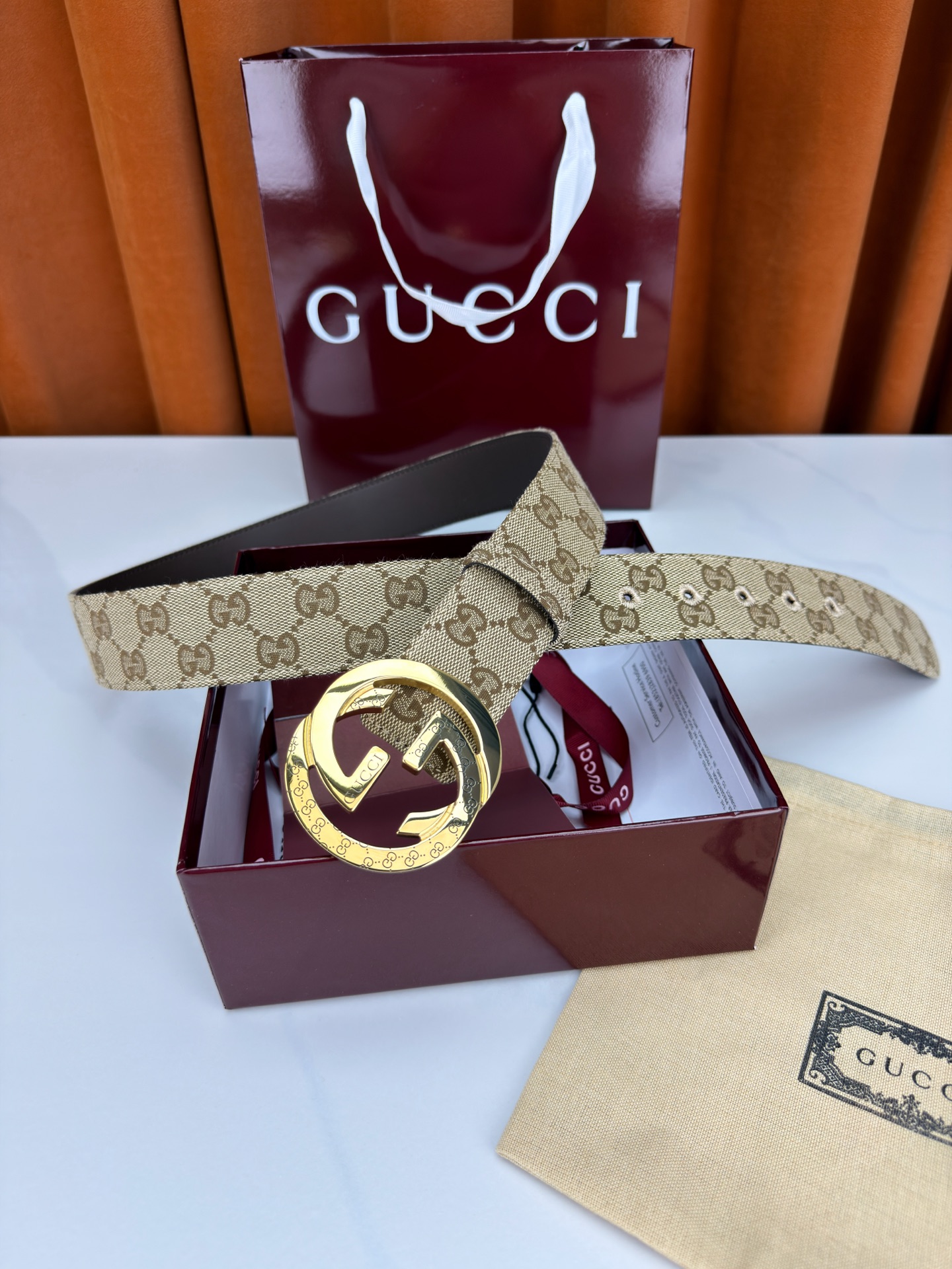 宽度3.8cm Gucci双G扣皮带点燃街头气场。3.8cm利落宽度，帆布与皮革双面切换，硬核与优雅自由