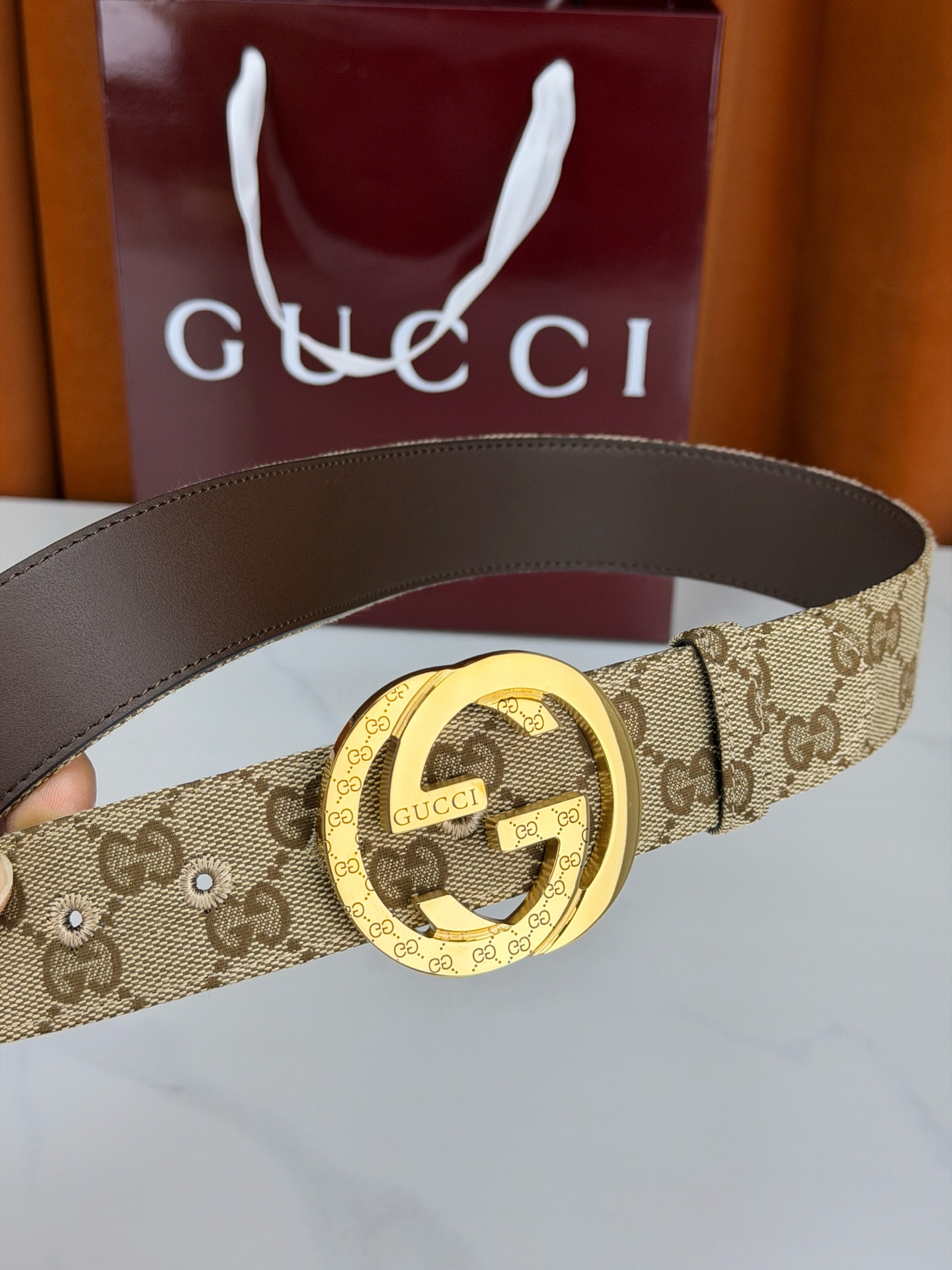 宽度3.8cm Gucci双G扣皮带点燃街头气场。3.8cm利落宽度，帆布与皮革双面切换，硬核与优雅自由