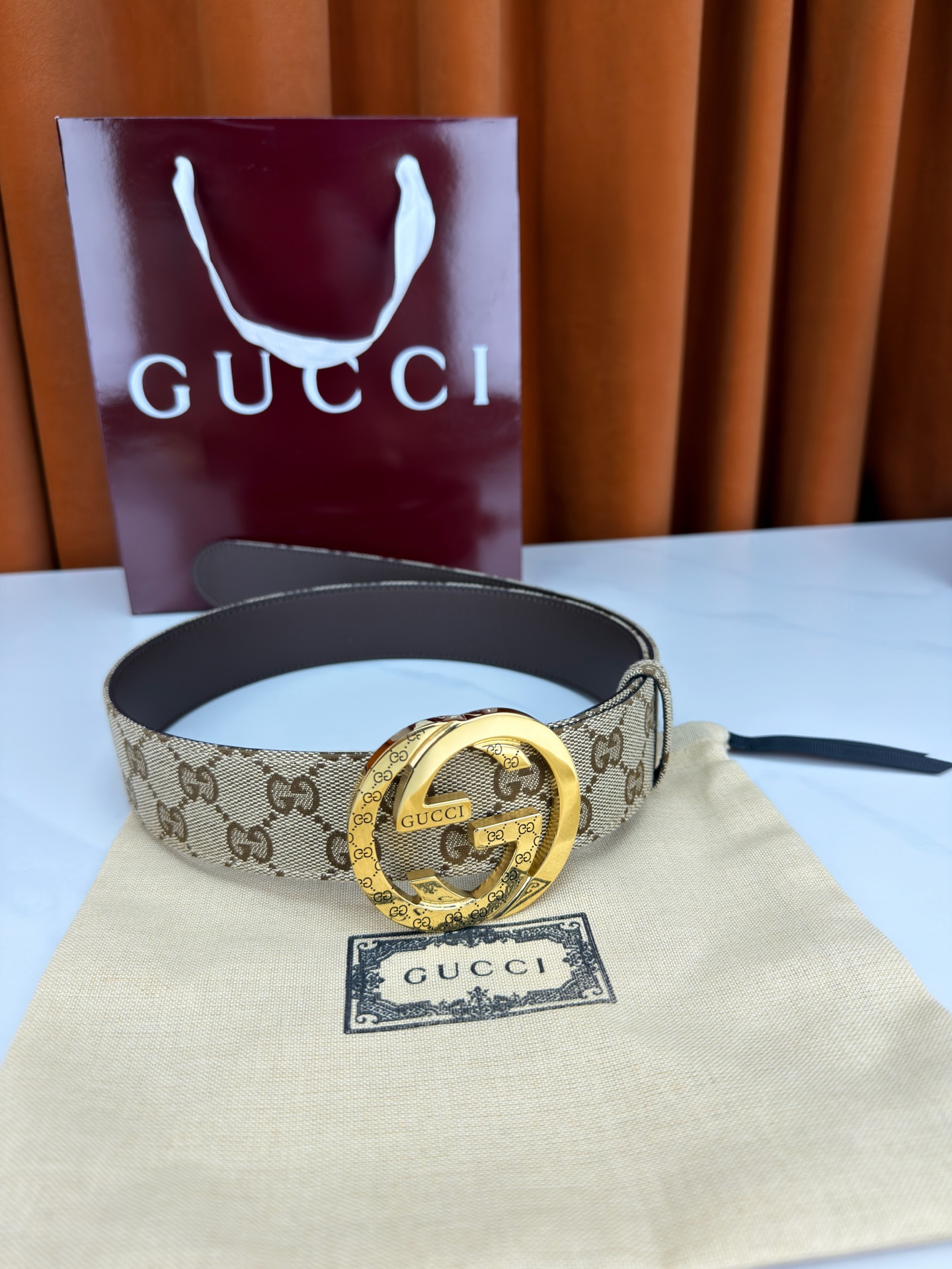 宽度3.8cm Gucci双G扣皮带点燃街头气场。3.8cm利落宽度，帆布与皮革双面切换，硬核与优雅自由