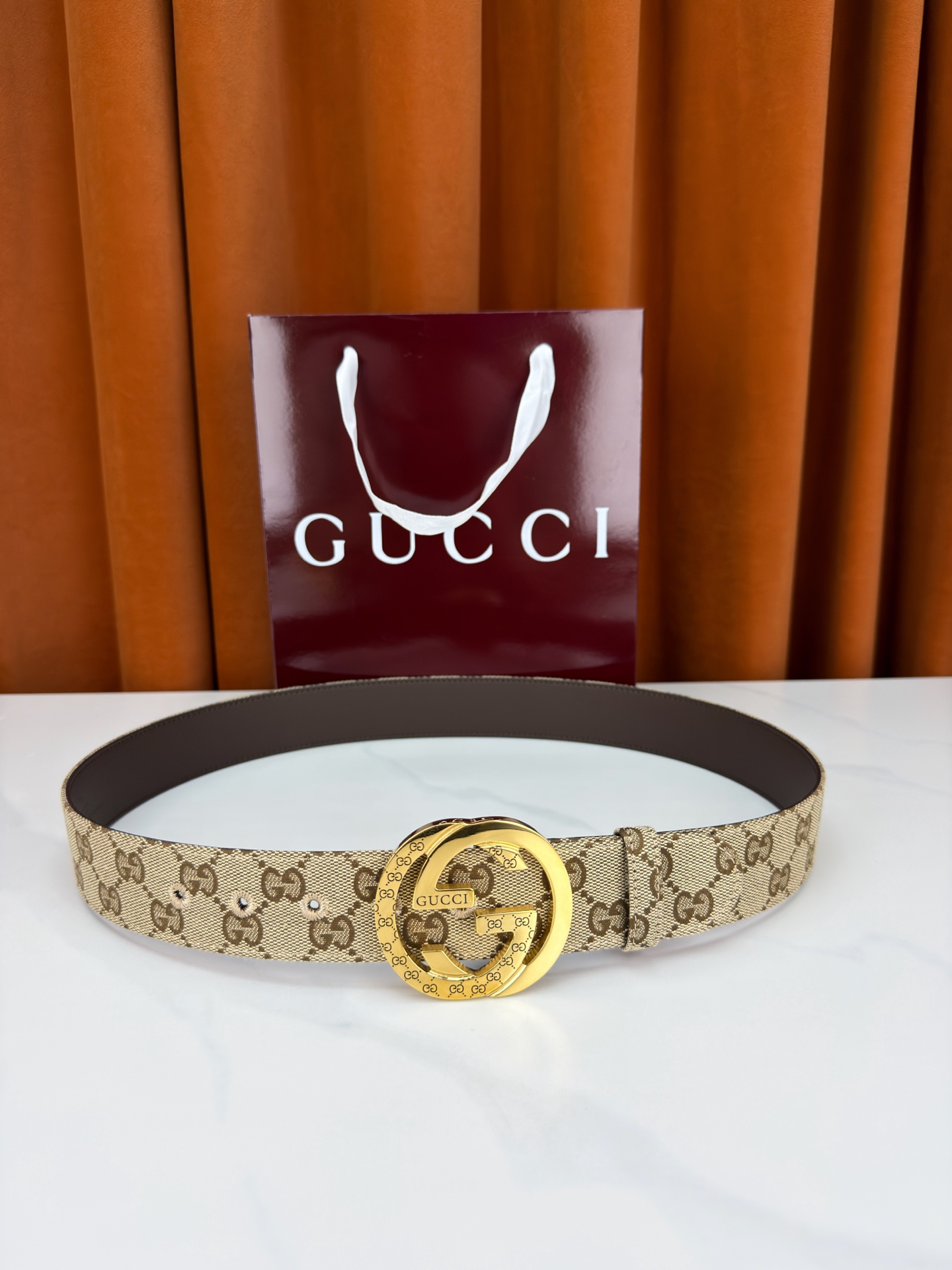 宽度3.8cm Gucci双G扣皮带点燃街头气场。3.8cm利落宽度，帆布与皮革双面切换，硬核与优雅自由