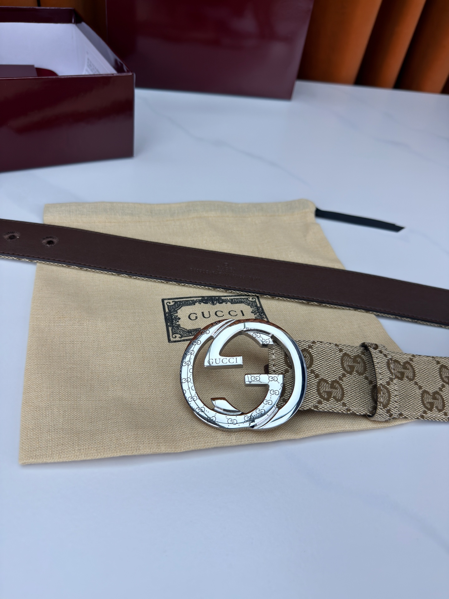 宽度3.8cm Gucci双G扣皮带点燃街头气场。3.8cm利落宽度，帆布与皮革双面切换，硬核与优雅自由