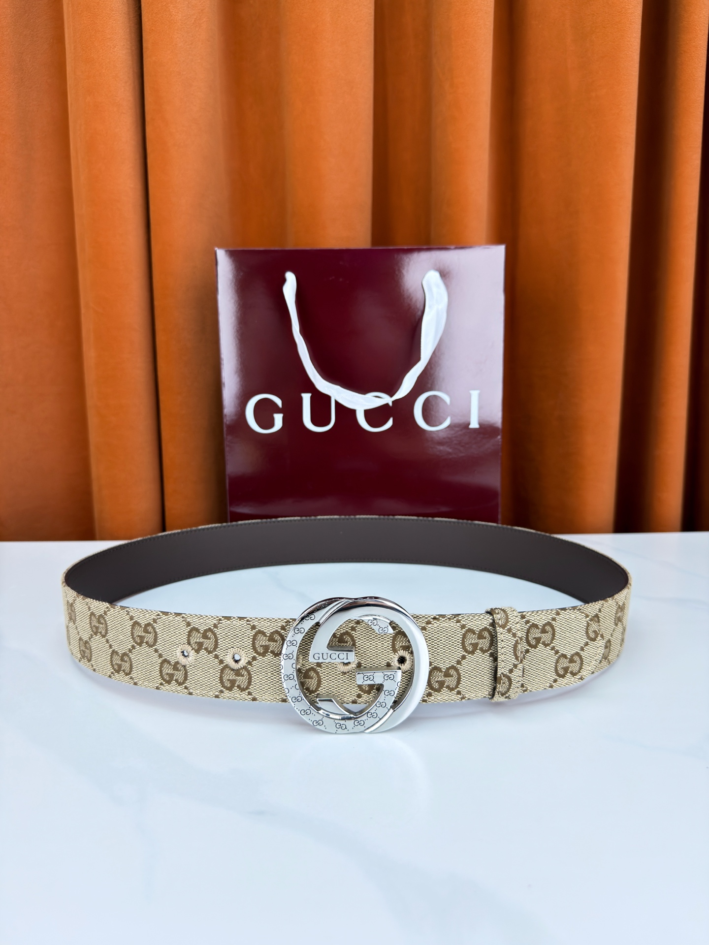 宽度3.8cm Gucci双G扣皮带点燃街头气场。3.8cm利落宽度，帆布与皮革双面切换，硬核与优雅自由