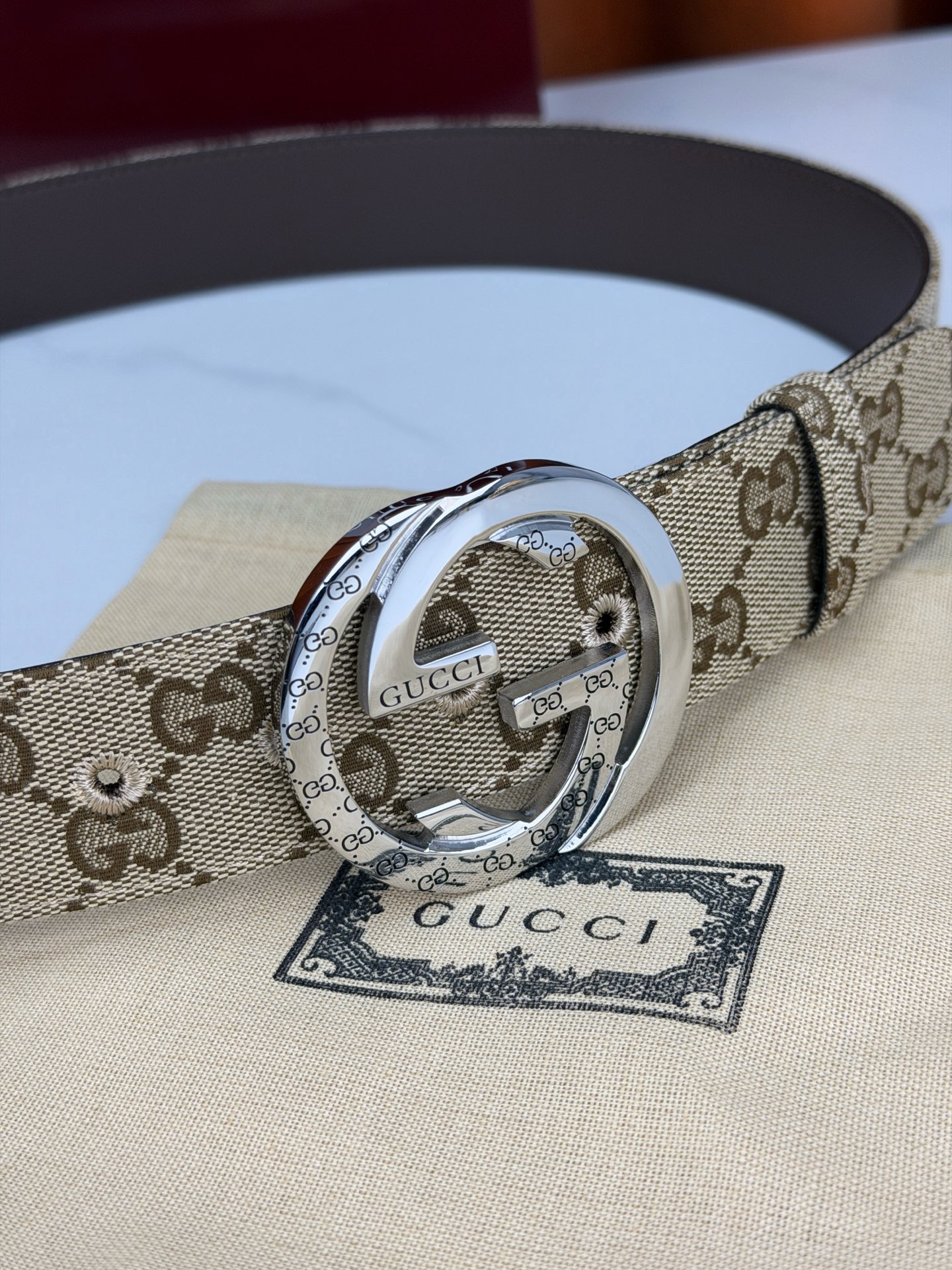 宽度3.8cm Gucci双G扣皮带点燃街头气场。3.8cm利落宽度，帆布与皮革双面切换，硬核与优雅自由