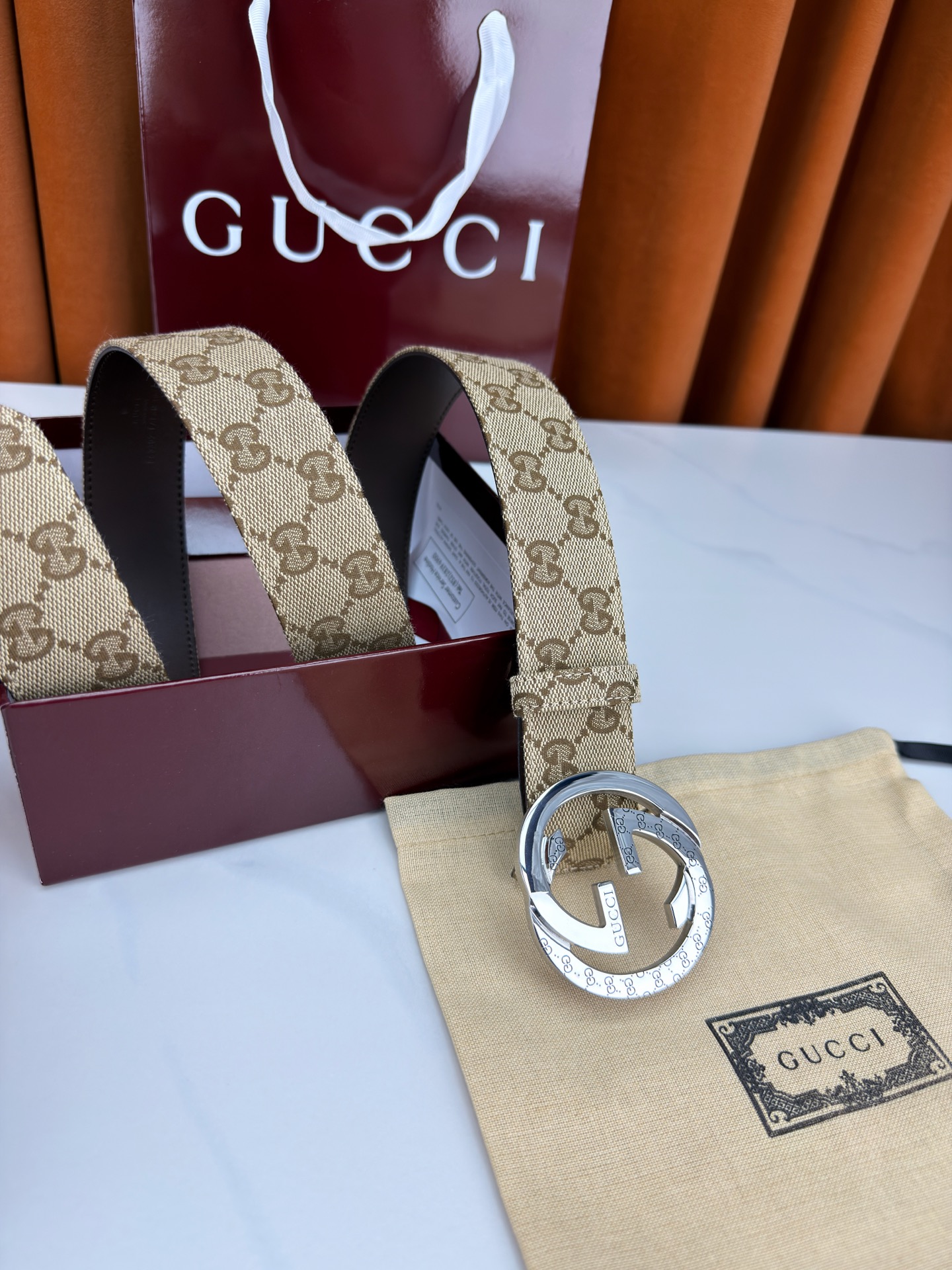 宽度3.8cm Gucci双G扣皮带点燃街头气场。3.8cm利落宽度，帆布与皮革双面切换，硬核与优雅自由