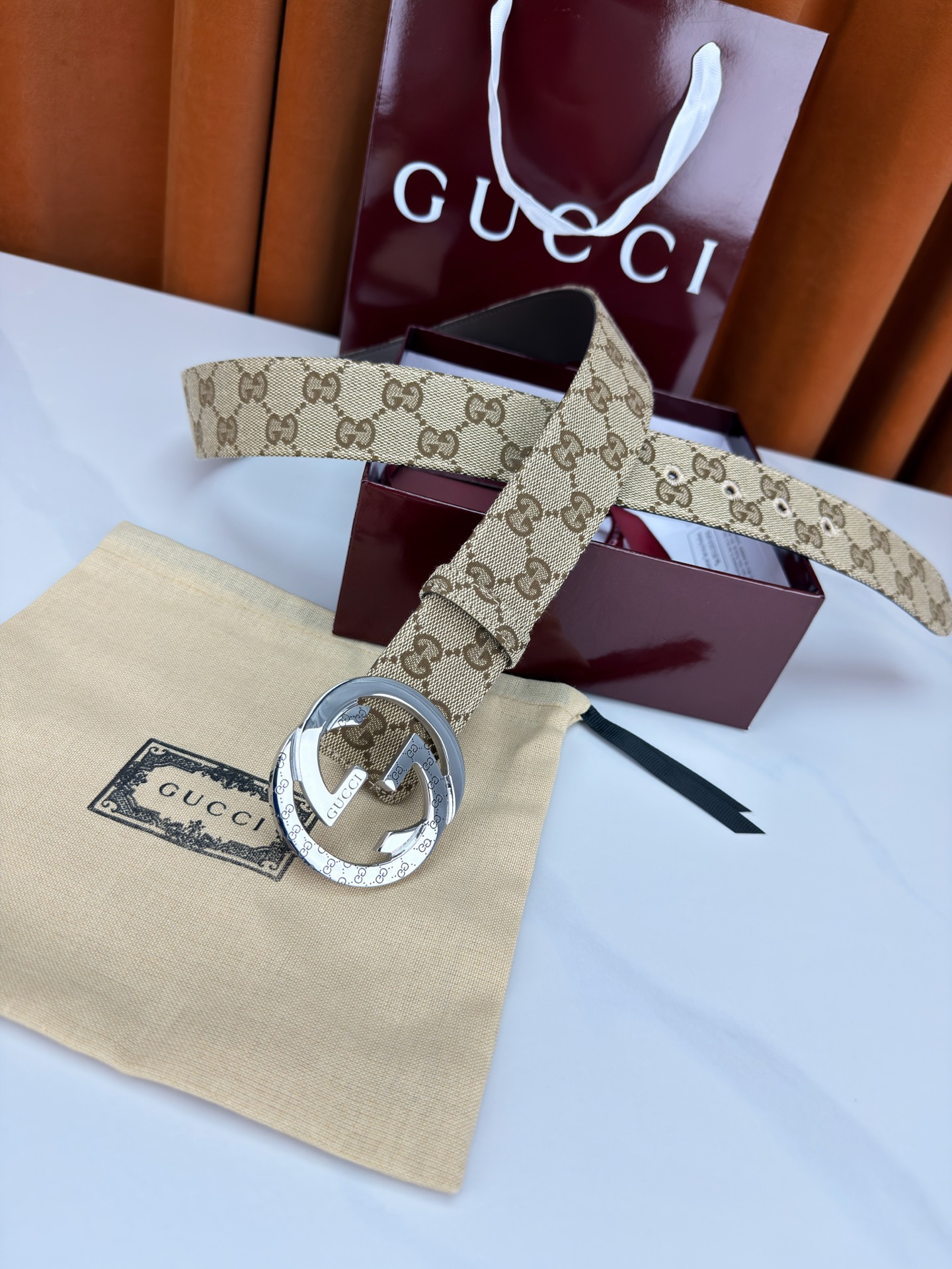 宽度3.8cm Gucci双G扣皮带点燃街头气场。3.8cm利落宽度，帆布与皮革双面切换，硬核与优雅自由