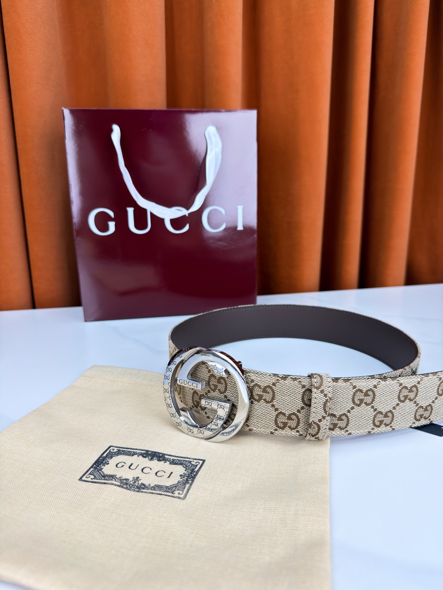 宽度3.8cm Gucci双G扣皮带点燃街头气场。3.8cm利落宽度，帆布与皮革双面切换，硬核与优雅自由