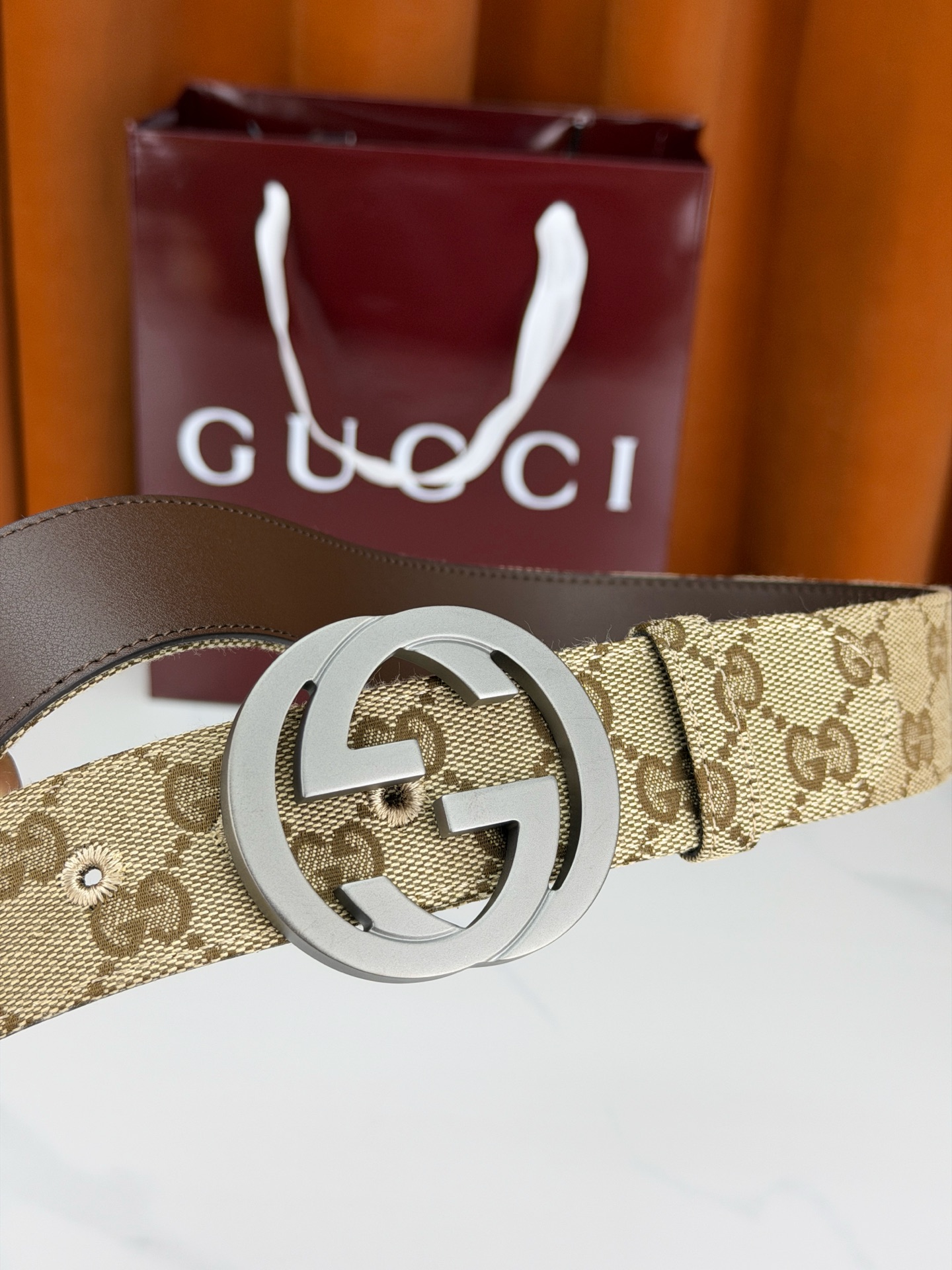 宽度3.8cm Gucci双G扣皮带点燃街头气场。3.8cm利落宽度，帆布与皮革双面切换，硬核与优雅自由