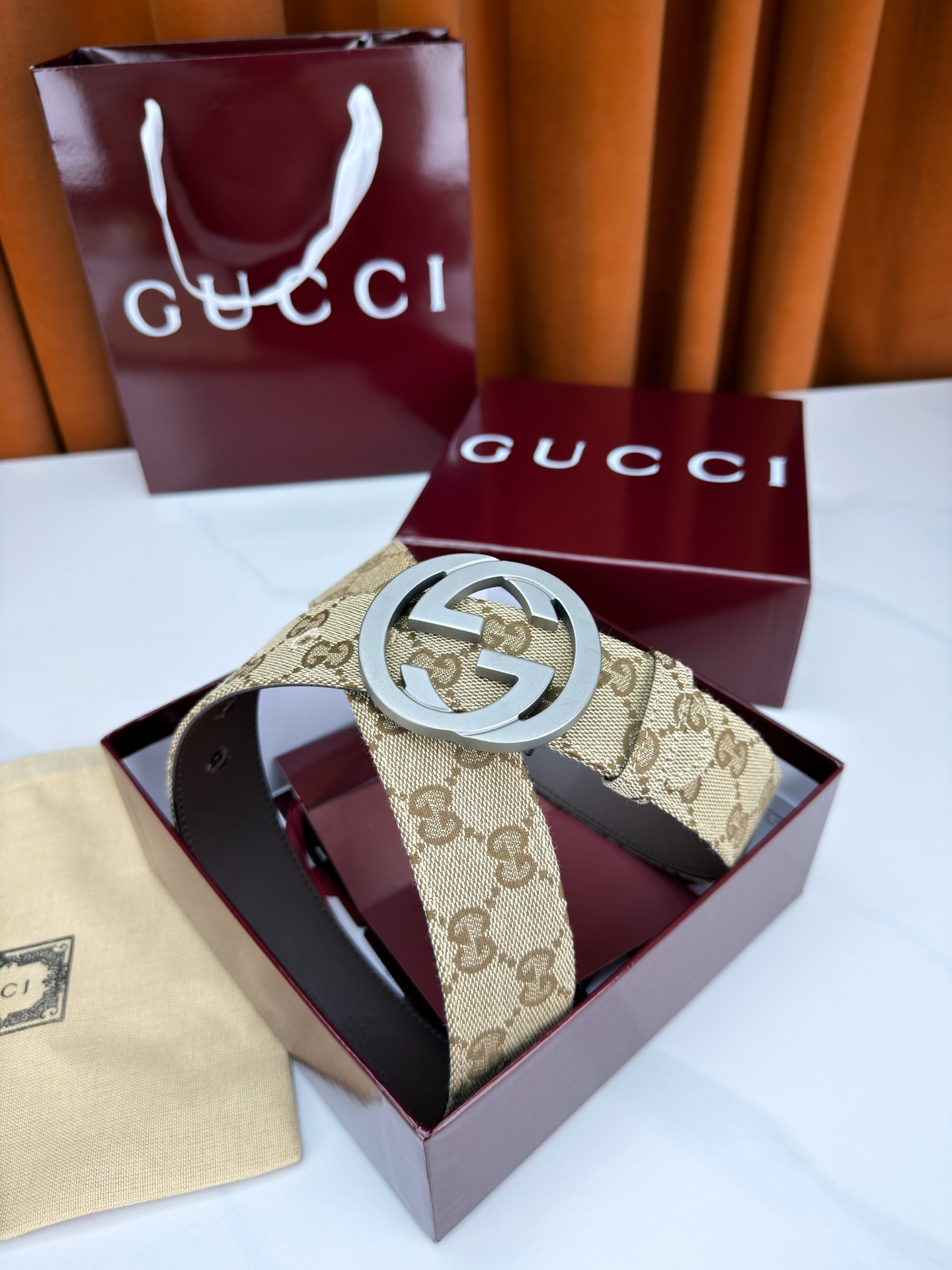 宽度3.8cm Gucci双G扣皮带点燃街头气场。3.8cm利落宽度，帆布与皮革双面切换，硬核与优雅自由