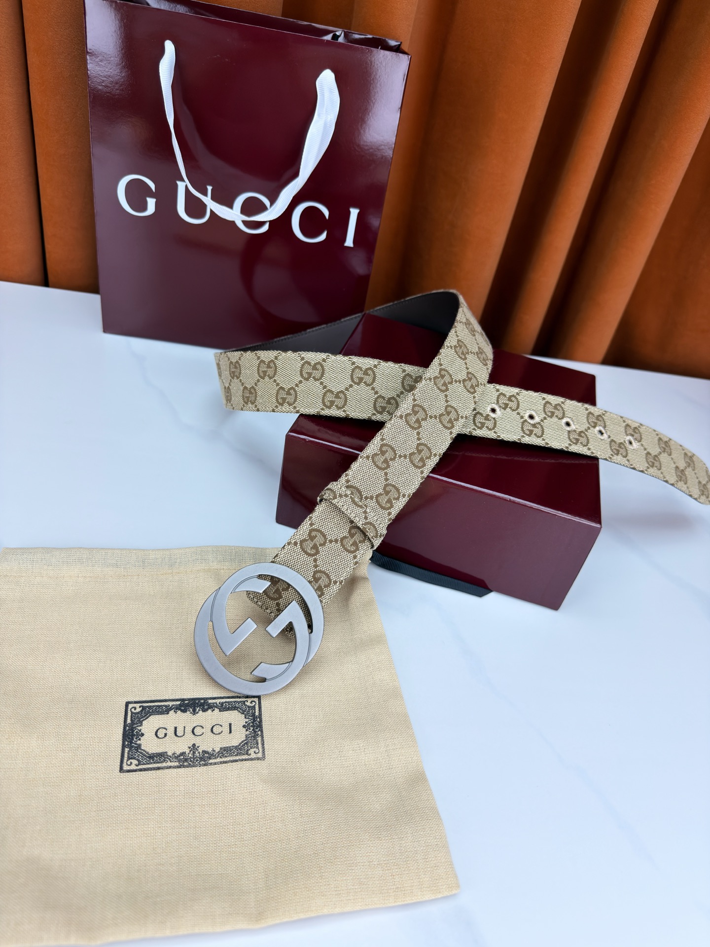 宽度3.8cm Gucci双G扣皮带点燃街头气场。3.8cm利落宽度，帆布与皮革双面切换，硬核与优雅自由