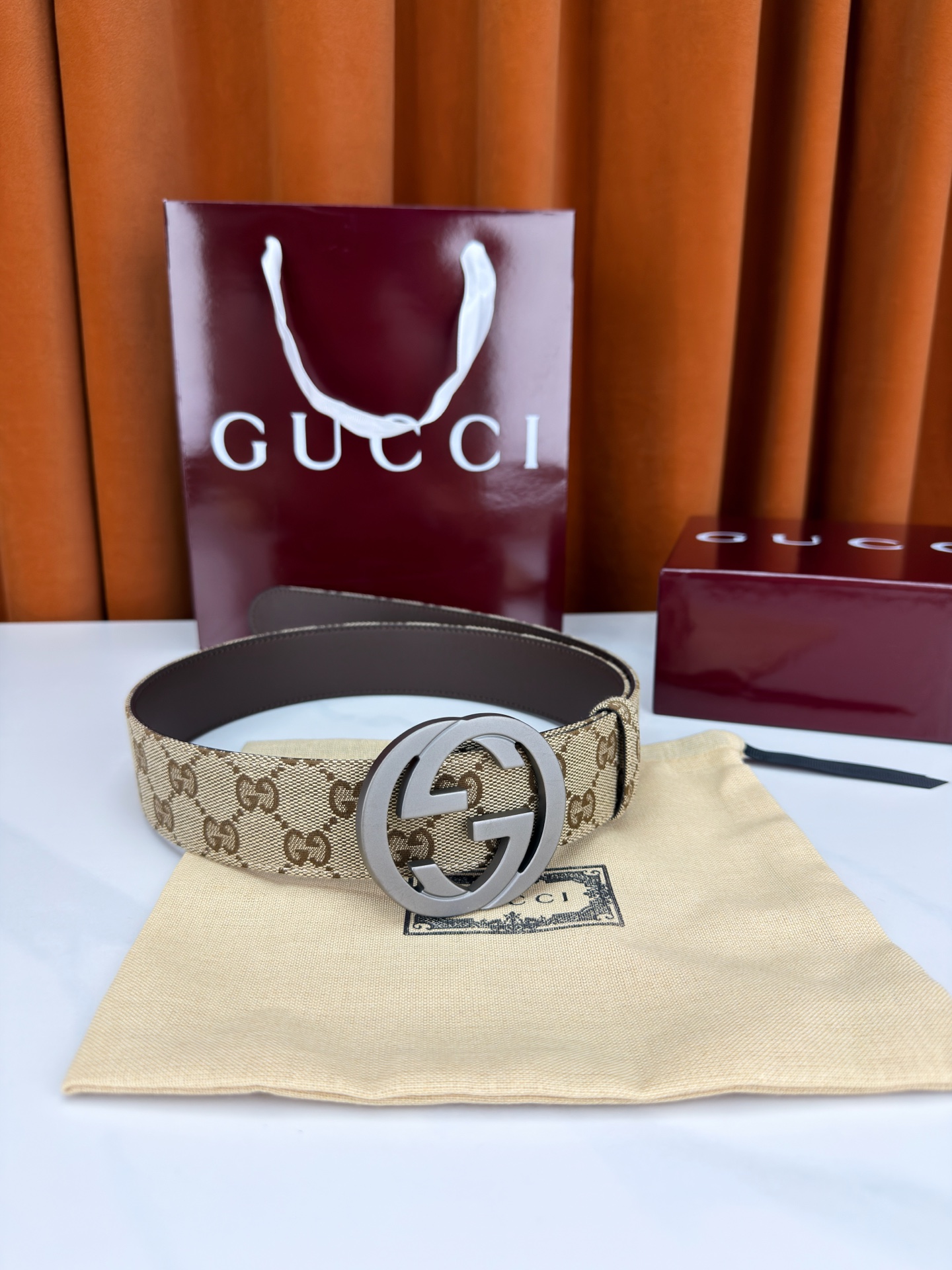 宽度3.8cm Gucci双G扣皮带点燃街头气场。3.8cm利落宽度，帆布与皮革双面切换，硬核与优雅自由