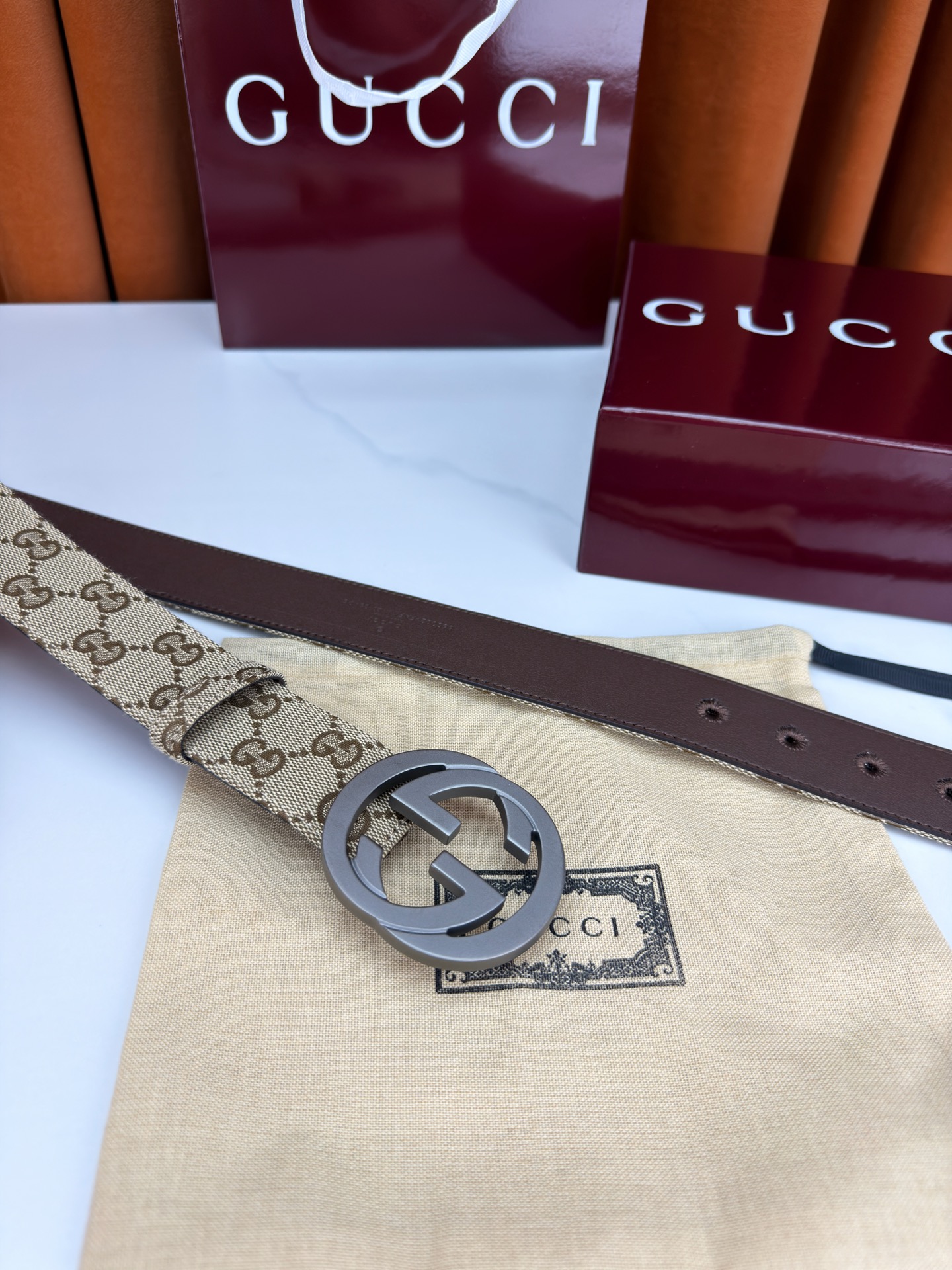 宽度3.8cm Gucci双G扣皮带点燃街头气场。3.8cm利落宽度，帆布与皮革双面切换，硬核与优雅自由