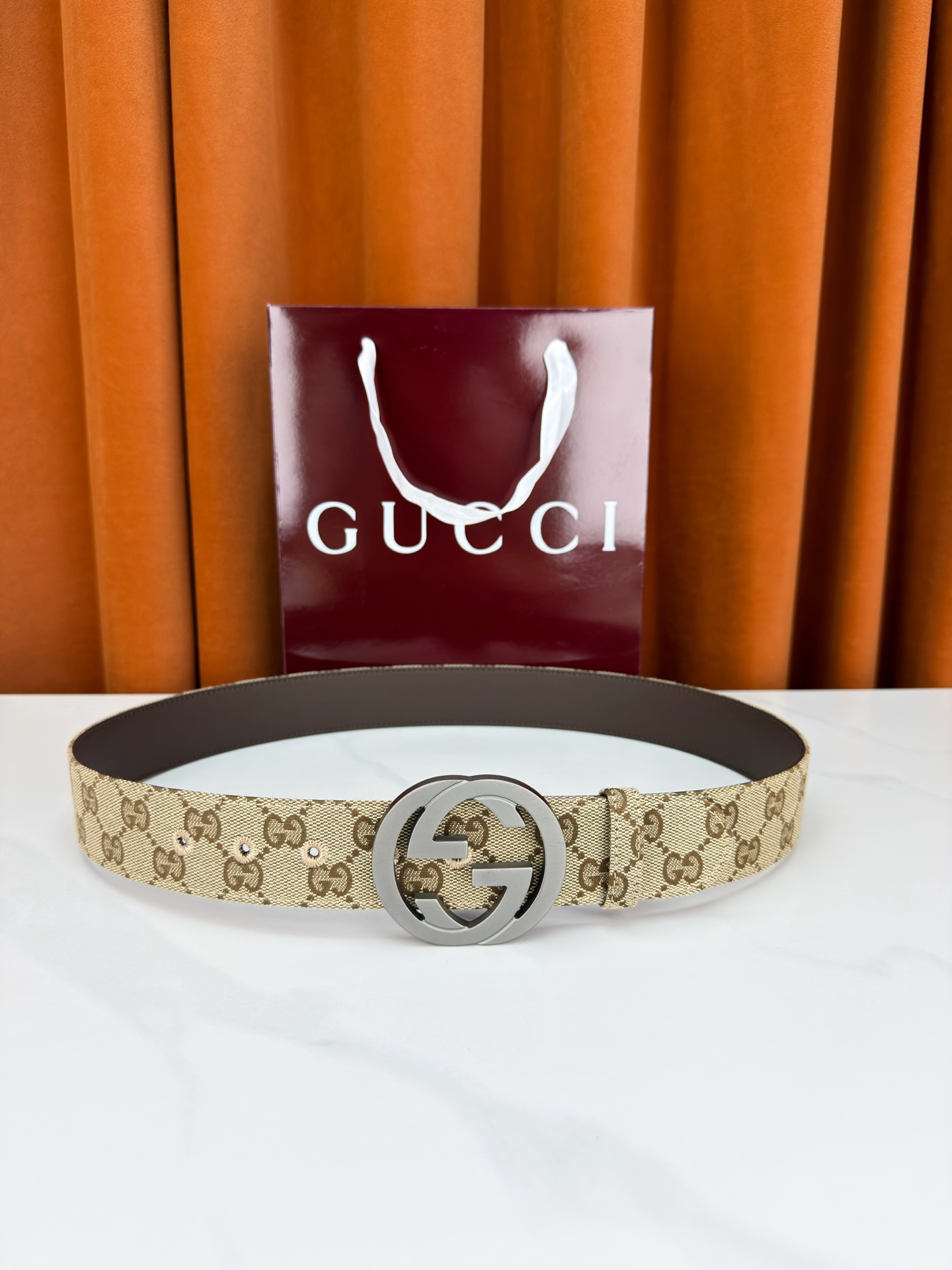 宽度3.8cm Gucci双G扣皮带点燃街头气场。3.8cm利落宽度，帆布与皮革双面切换，硬核与优雅自由