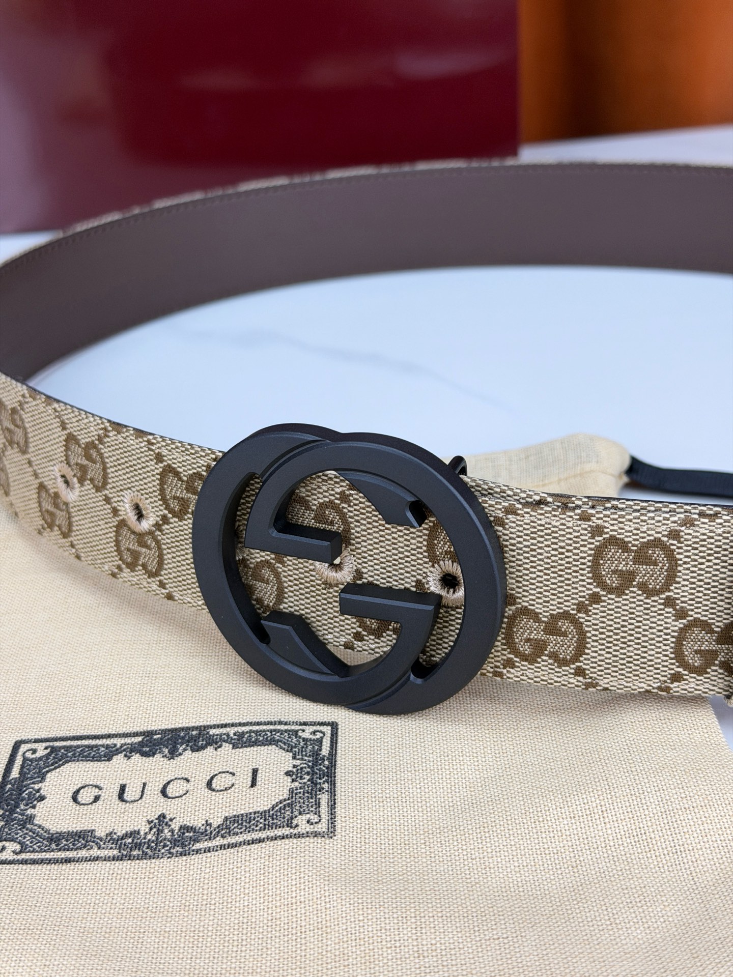 宽度3.8cm Gucci双G扣皮带点燃街头气场。3.8cm利落宽度，帆布与皮革双面切换，硬核与优雅自由