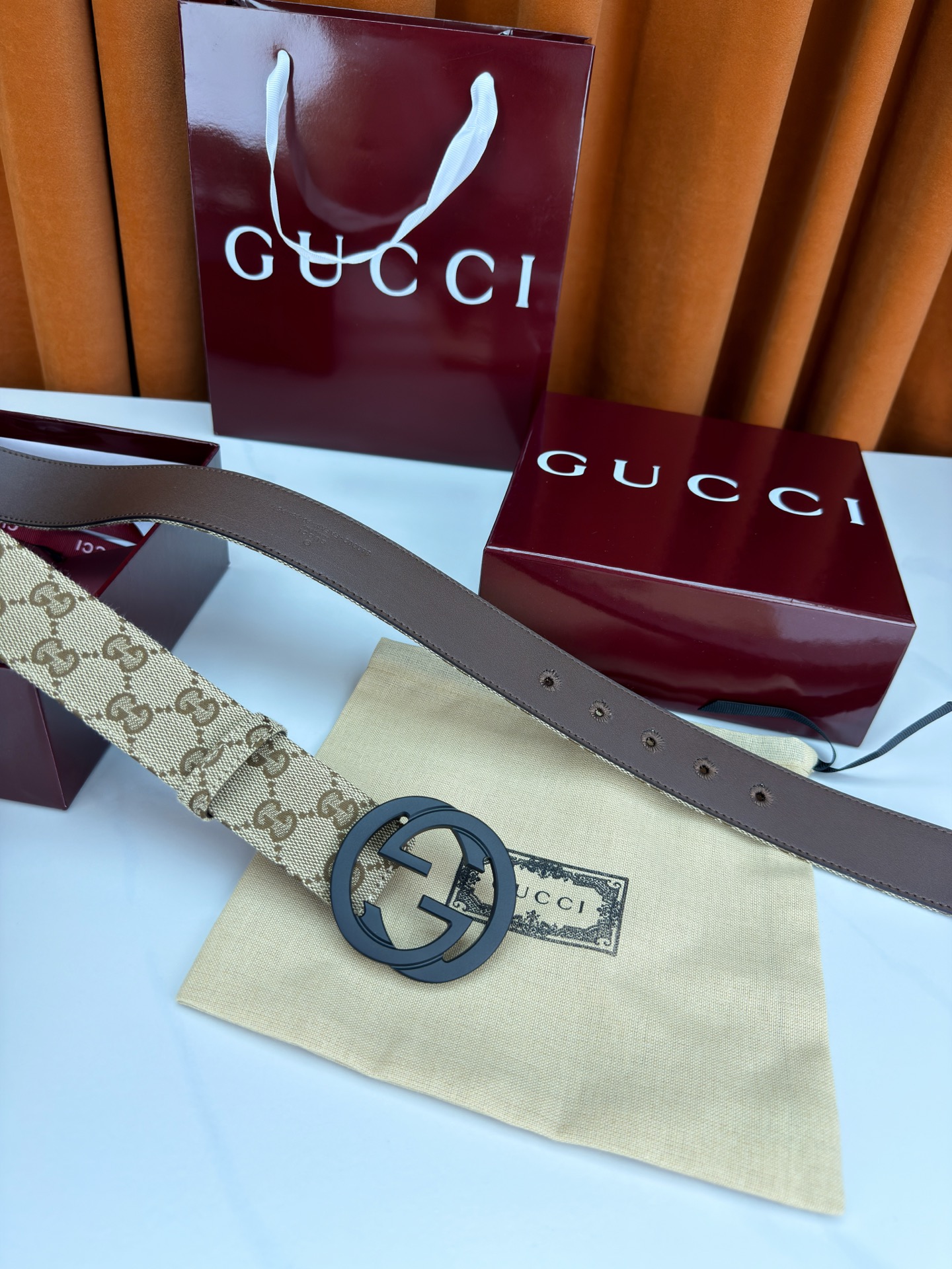 宽度3.8cm Gucci双G扣皮带点燃街头气场。3.8cm利落宽度，帆布与皮革双面切换，硬核与优雅自由