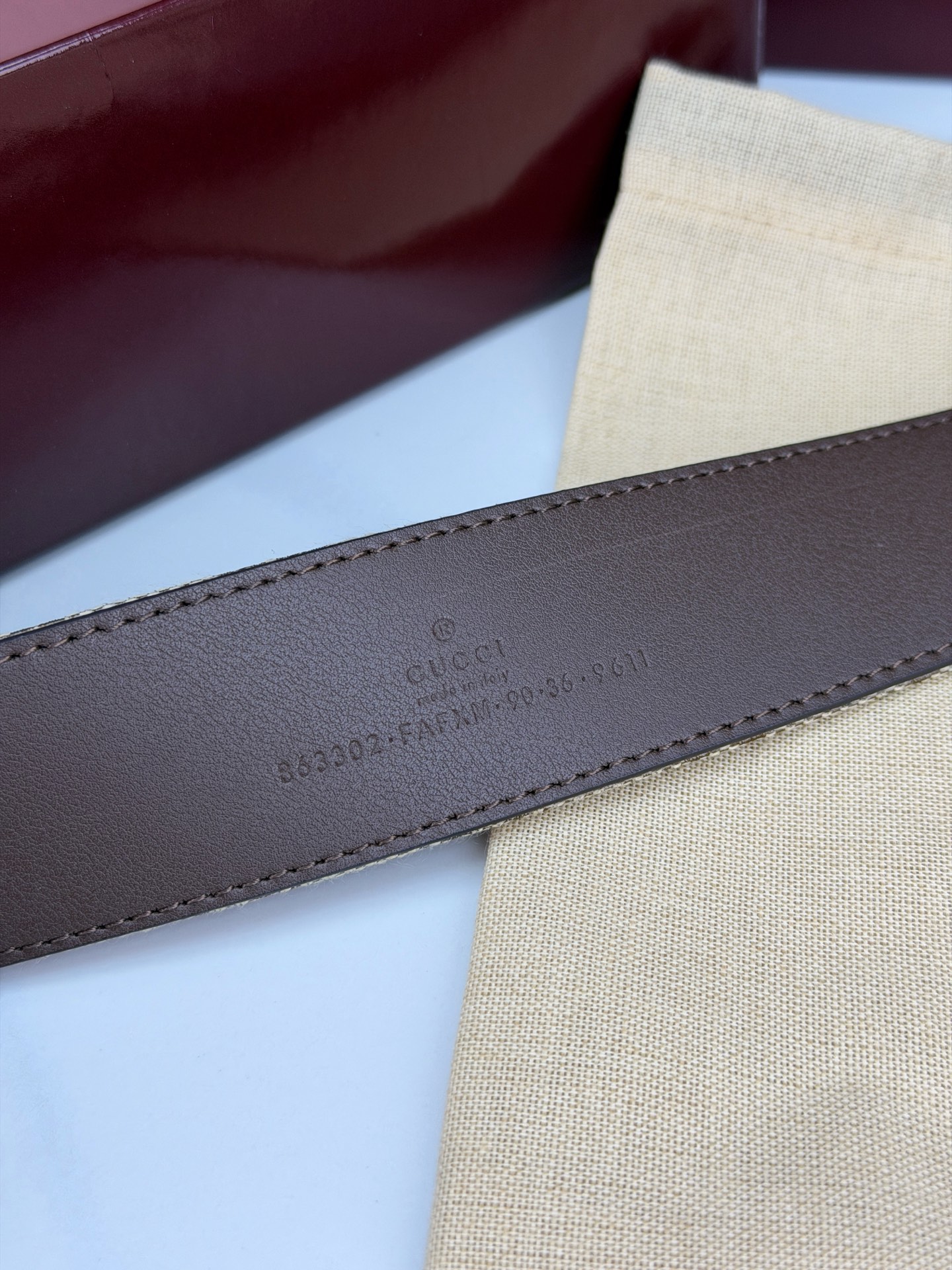 宽度3.8cm Gucci双G扣皮带点燃街头气场。3.8cm利落宽度，帆布与皮革双面切换，硬核与优雅自由