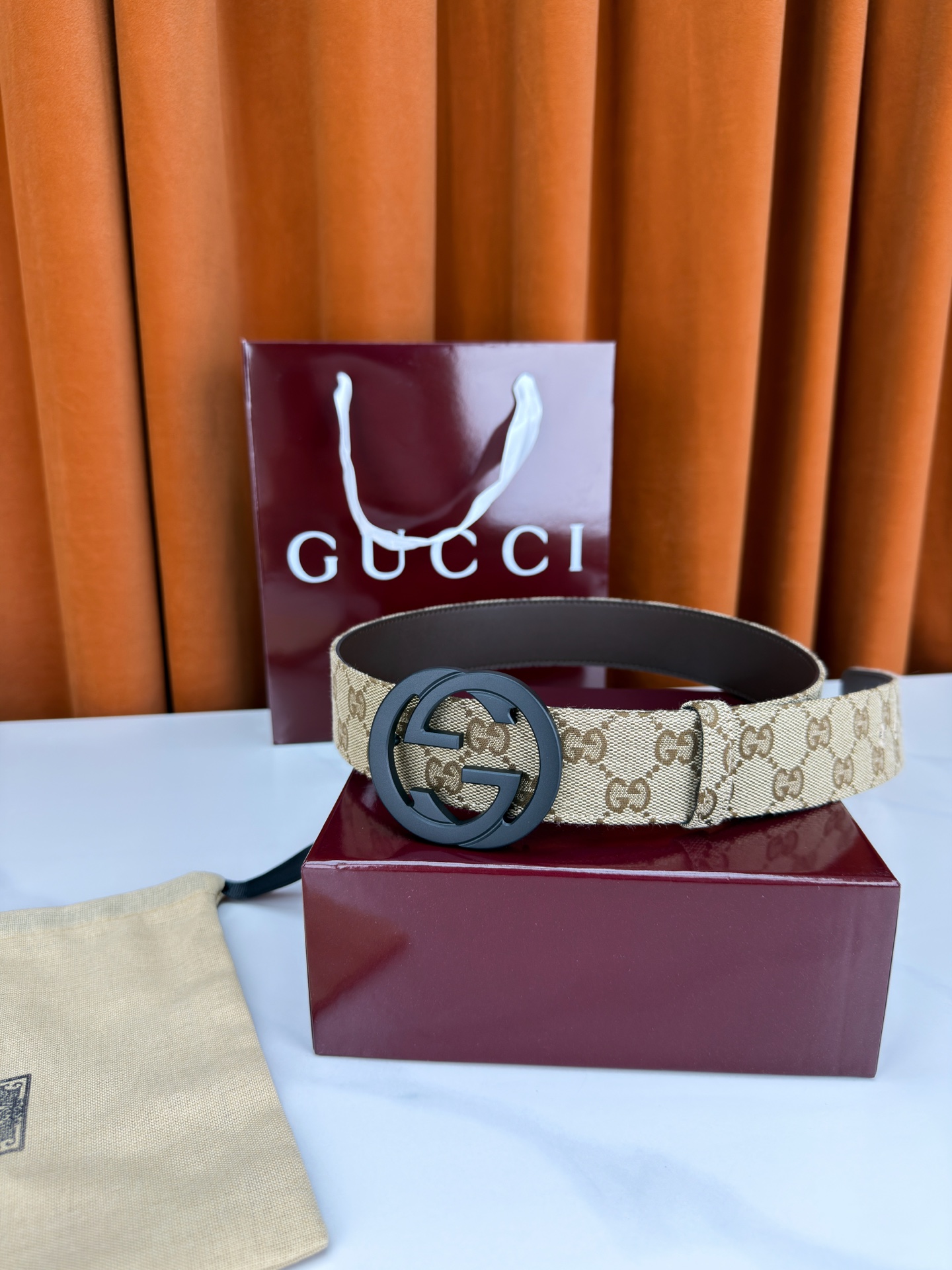 宽度3.8cm Gucci双G扣皮带点燃街头气场。3.8cm利落宽度，帆布与皮革双面切换，硬核与优雅自由