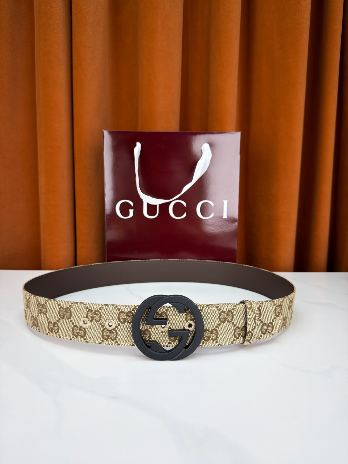宽度3.8cm Gucci双G扣皮带点燃街头气场。3.8cm利落宽度，帆布与皮革双面切换，硬核与优雅自由
