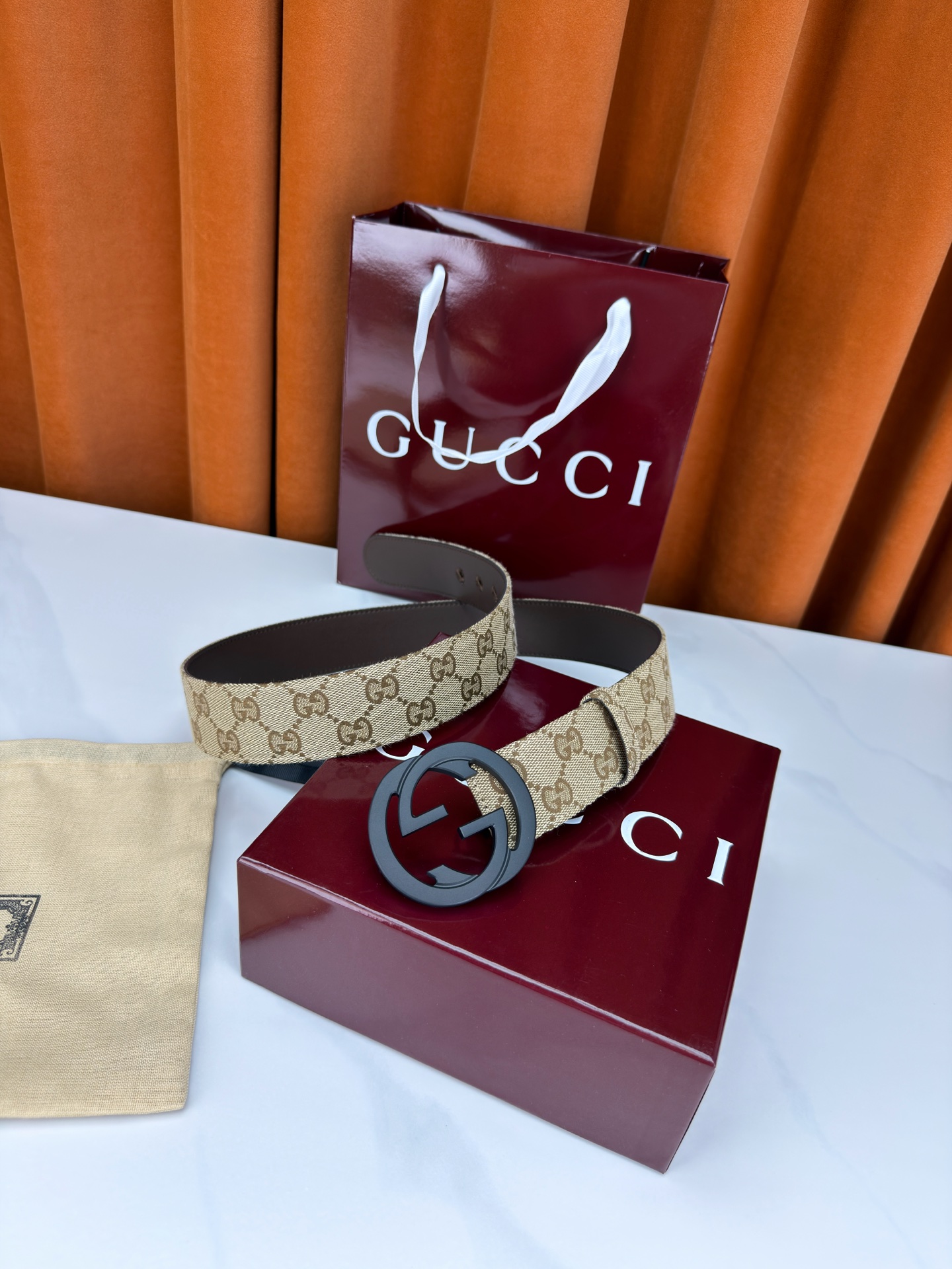 宽度3.8cm Gucci双G扣皮带点燃街头气场。3.8cm利落宽度，帆布与皮革双面切换，硬核与优雅自由