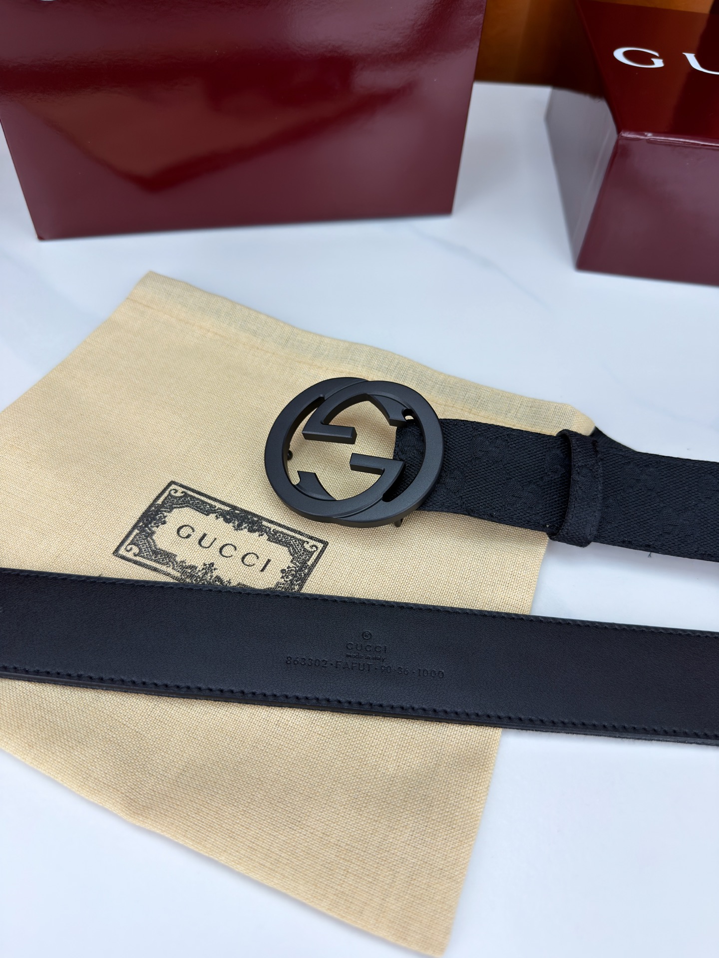 宽度3.8cm Gucci双G扣皮带点燃街头气场。3.8cm利落宽度，帆布与皮革双面切换，硬核与优雅自由