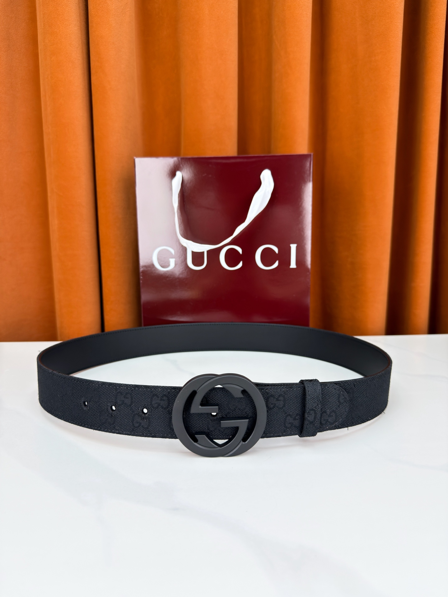 宽度3.8cm Gucci双G扣皮带点燃街头气场。3.8cm利落宽度，帆布与皮革双面切换，硬核与优雅自由