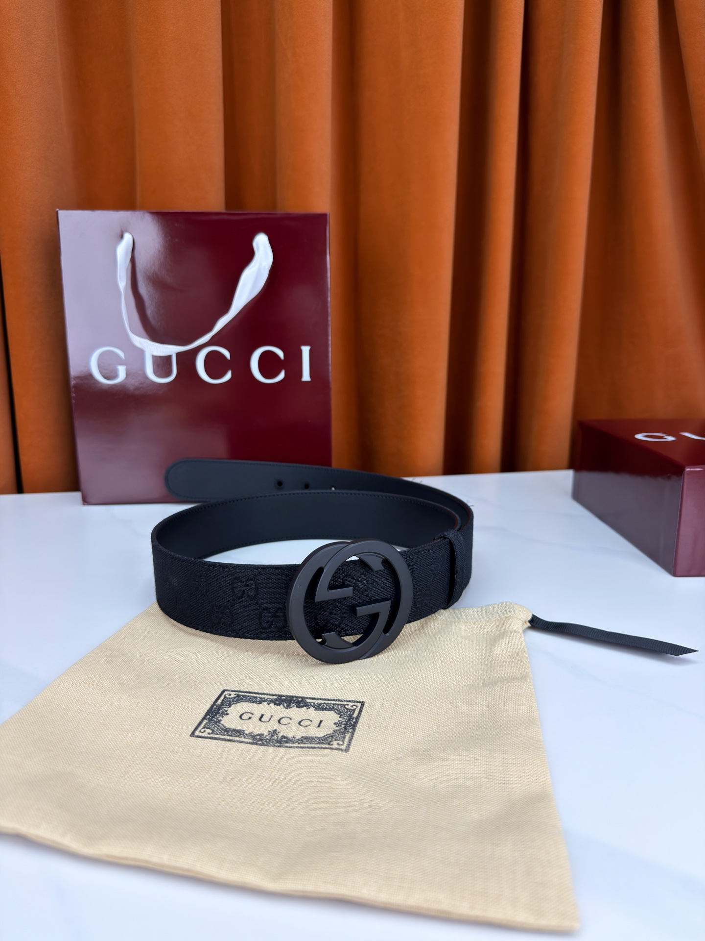 宽度3.8cm Gucci双G扣皮带点燃街头气场。3.8cm利落宽度，帆布与皮革双面切换，硬核与优雅自由