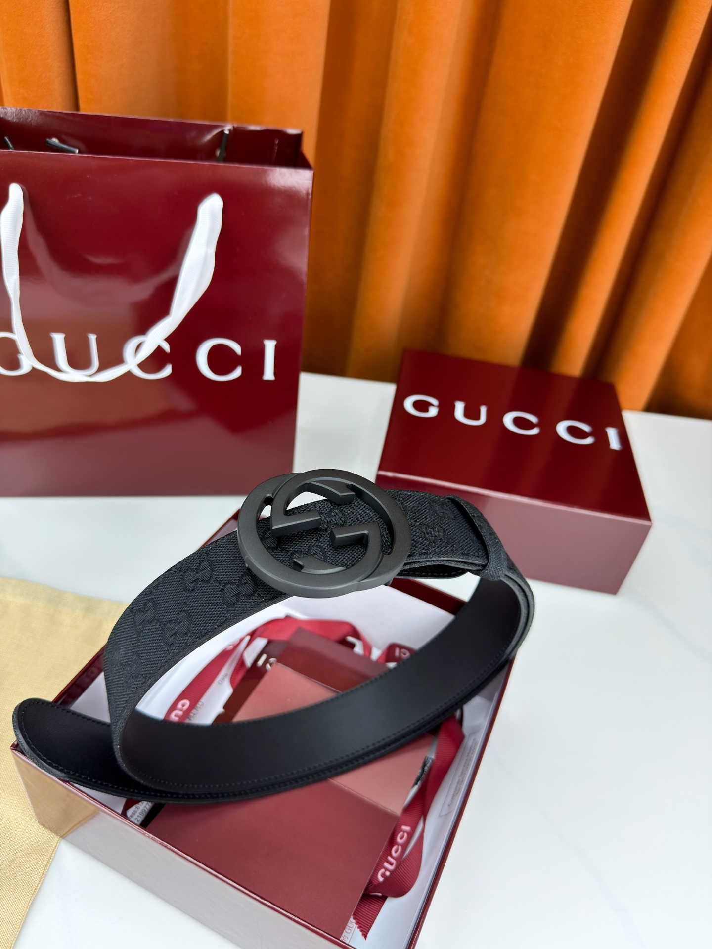 宽度3.8cm Gucci双G扣皮带点燃街头气场。3.8cm利落宽度，帆布与皮革双面切换，硬核与优雅自由