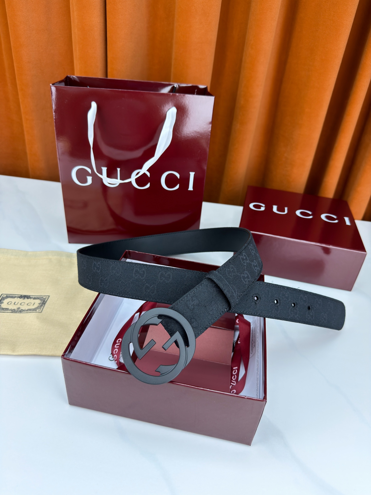 宽度3.8cm Gucci双G扣皮带点燃街头气场。3.8cm利落宽度，帆布与皮革双面切换，硬核与优雅自由