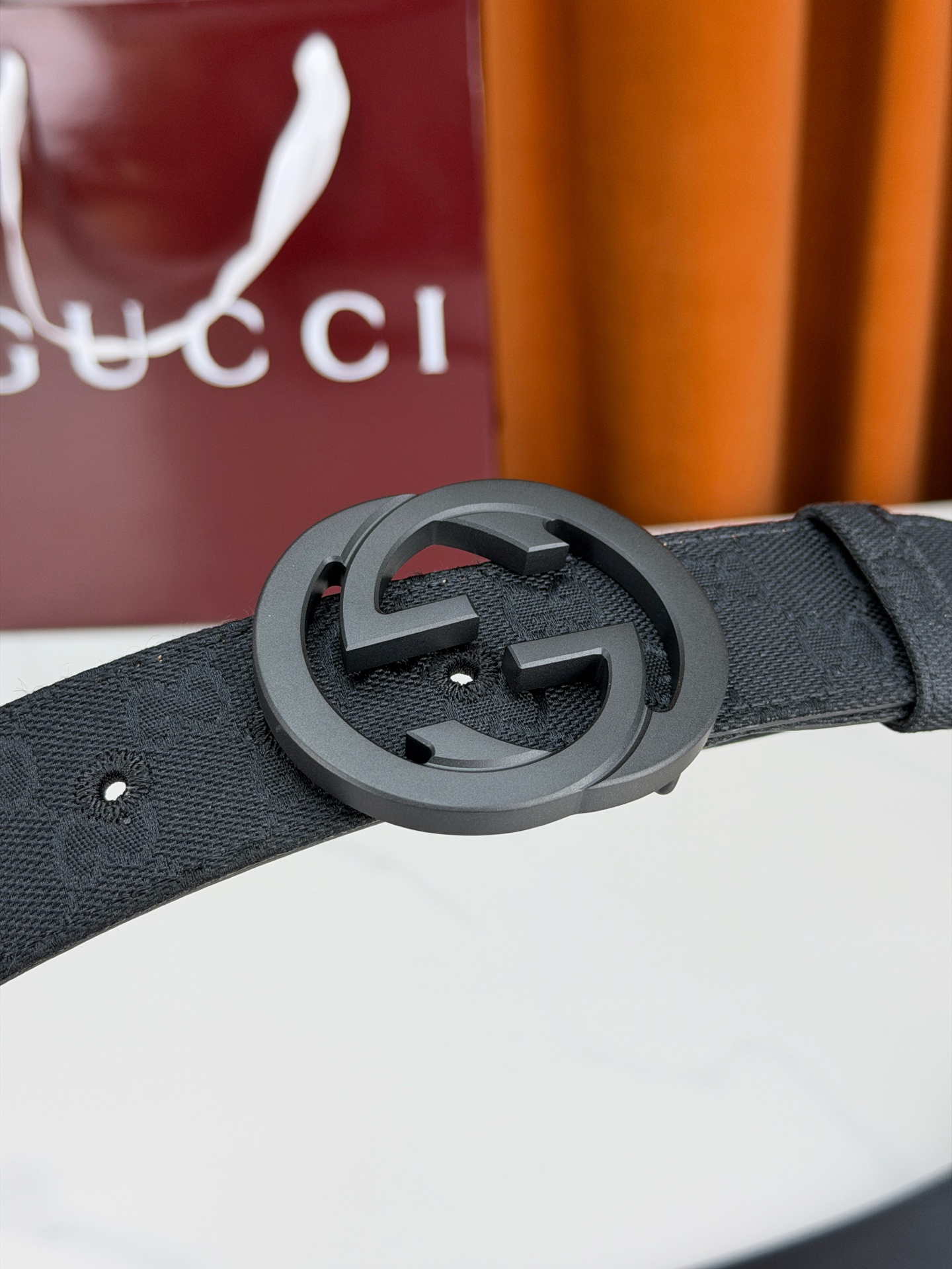 宽度3.8cm Gucci双G扣皮带点燃街头气场。3.8cm利落宽度，帆布与皮革双面切换，硬核与优雅自由