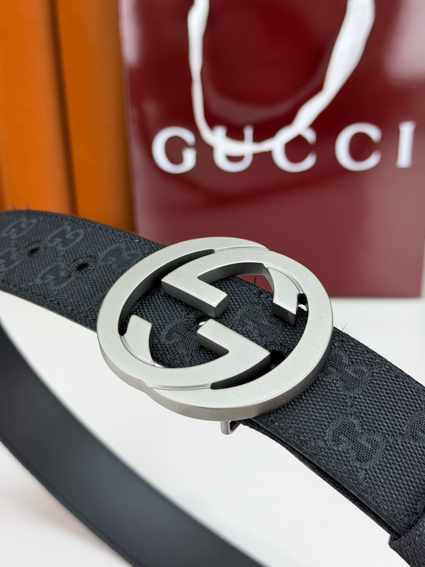 宽度3.8cm Gucci双G扣皮带点燃街头气场。3.8cm利落宽度，帆布与皮革双面切换，硬核与优雅自由