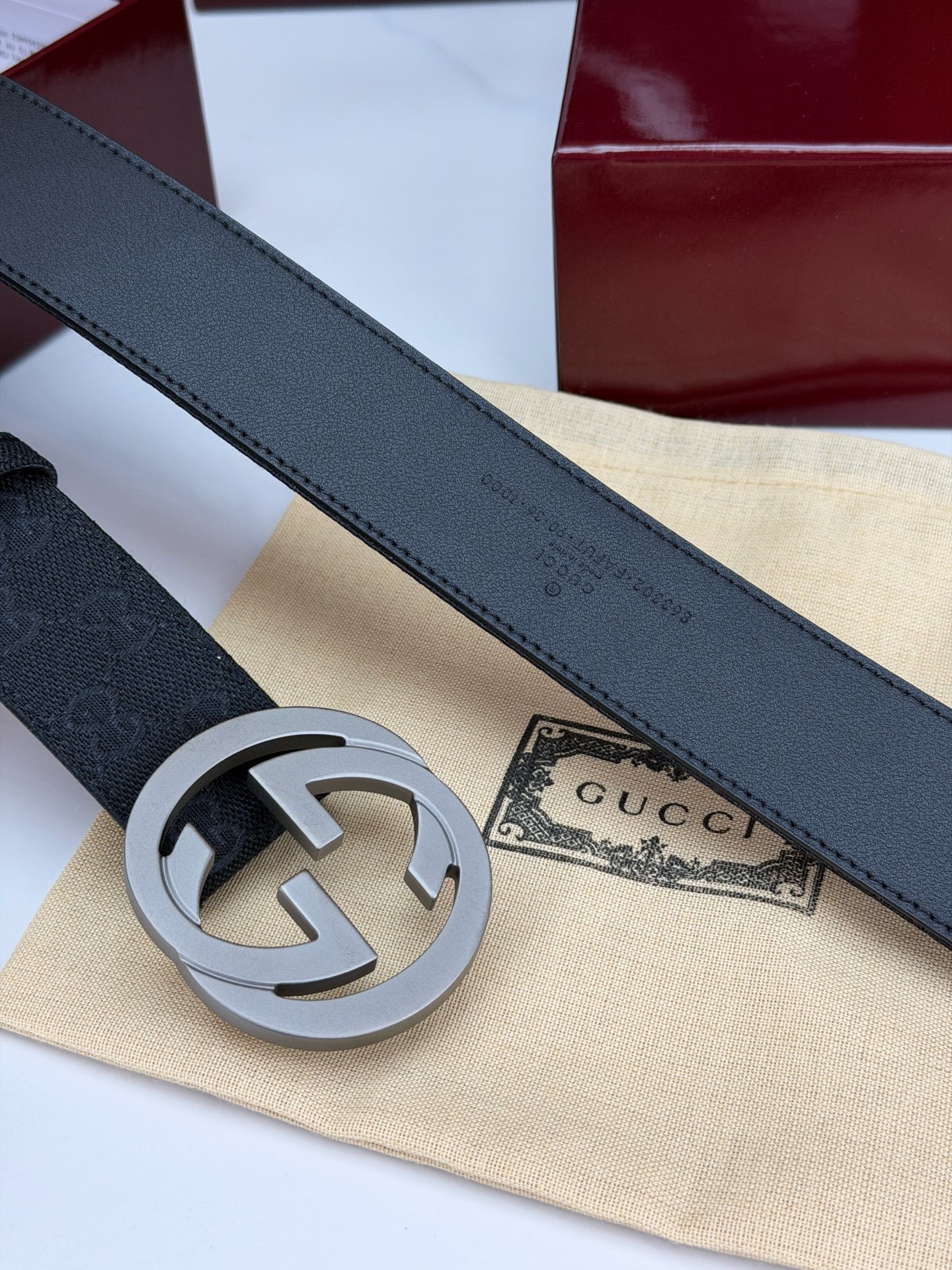 宽度3.8cm Gucci双G扣皮带点燃街头气场。3.8cm利落宽度，帆布与皮革双面切换，硬核与优雅自由