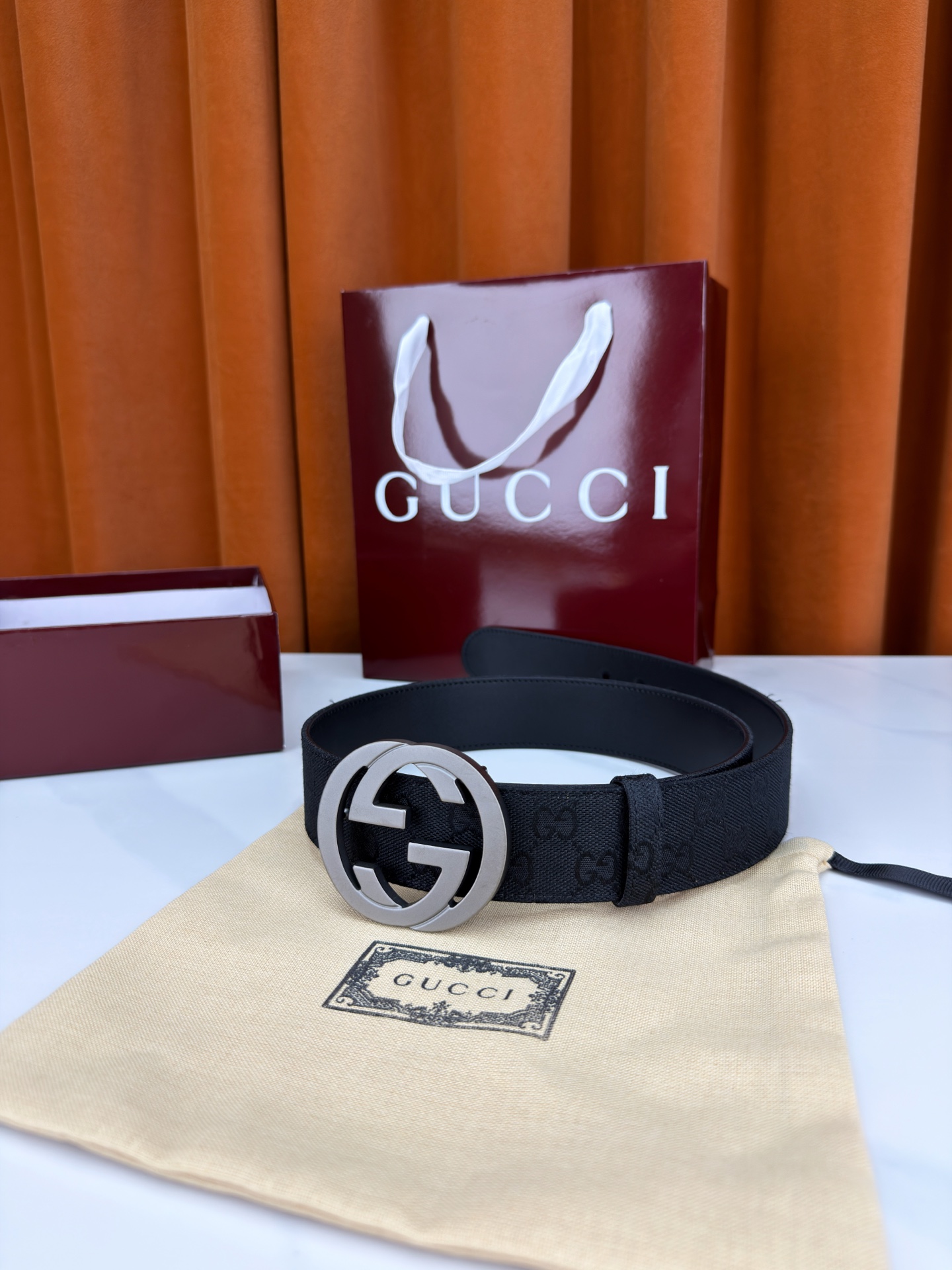 宽度3.8cm Gucci双G扣皮带点燃街头气场。3.8cm利落宽度，帆布与皮革双面切换，硬核与优雅自由