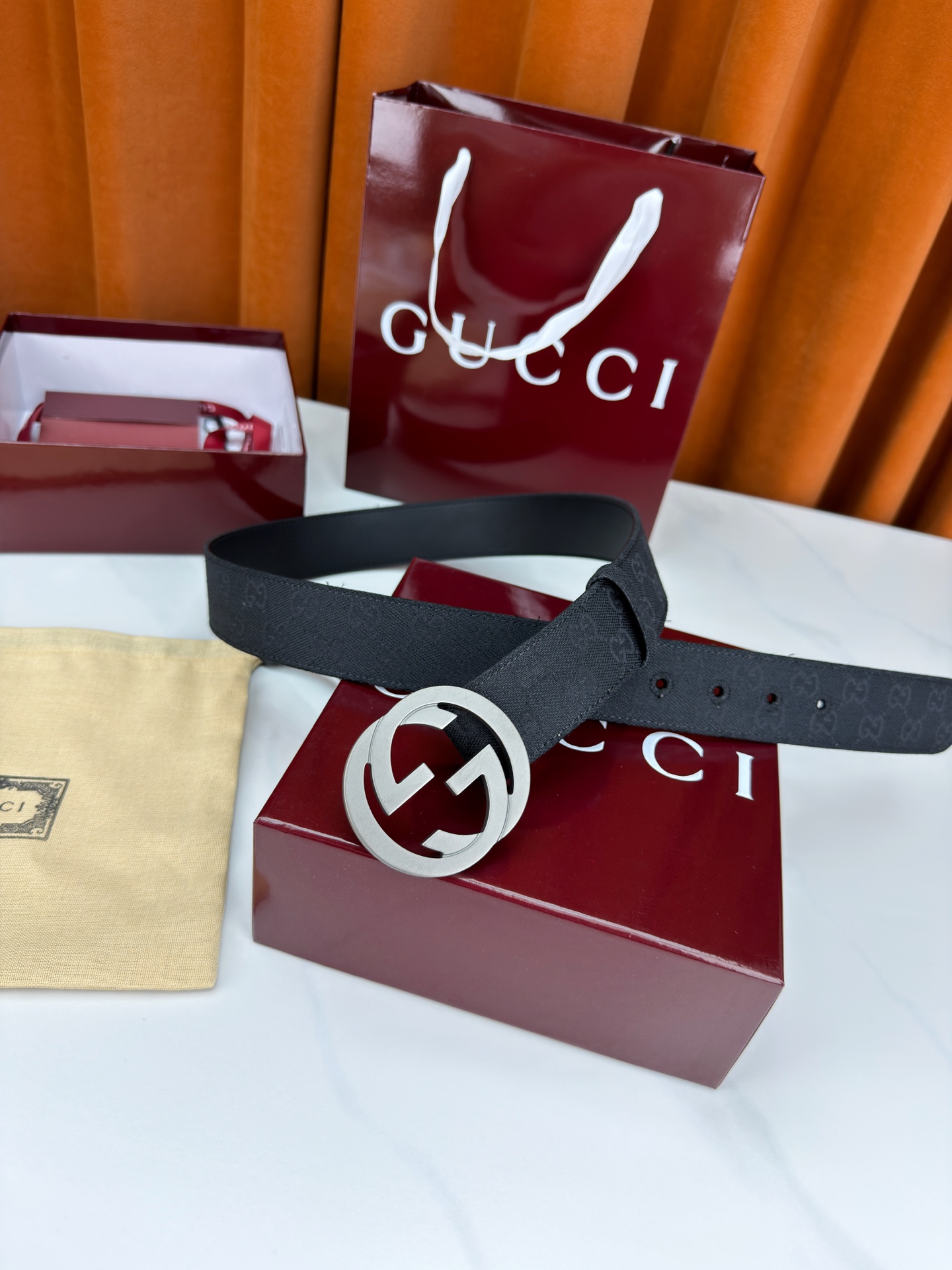 宽度3.8cm Gucci双G扣皮带点燃街头气场。3.8cm利落宽度，帆布与皮革双面切换，硬核与优雅自由