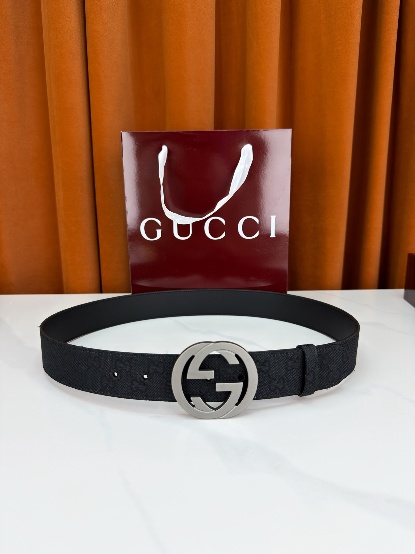 宽度3.8cm Gucci双G扣皮带点燃街头气场。3.8cm利落宽度，帆布与皮革双面切换，硬核与优雅自由