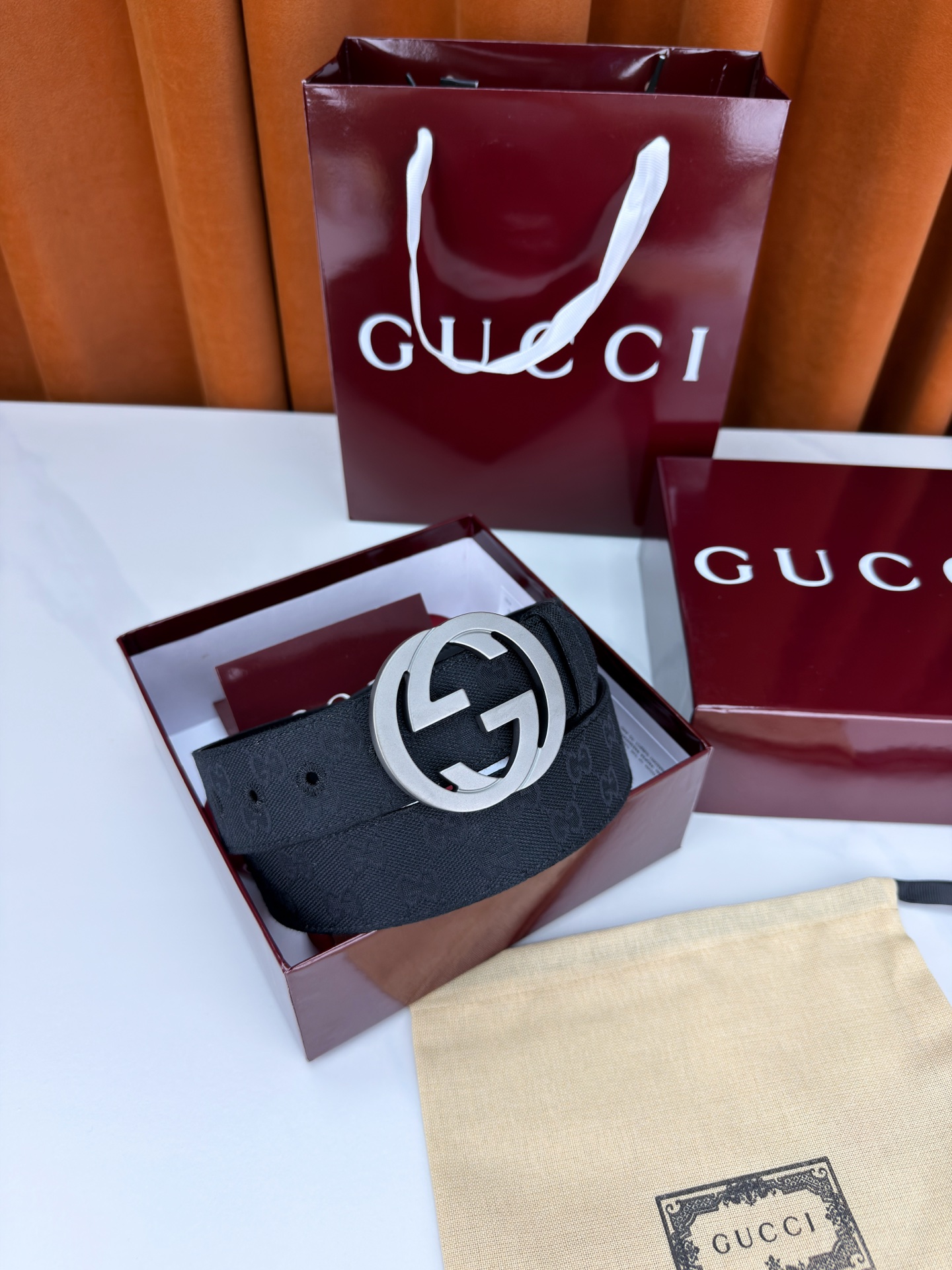 宽度3.8cm Gucci双G扣皮带点燃街头气场。3.8cm利落宽度，帆布与皮革双面切换，硬核与优雅自由