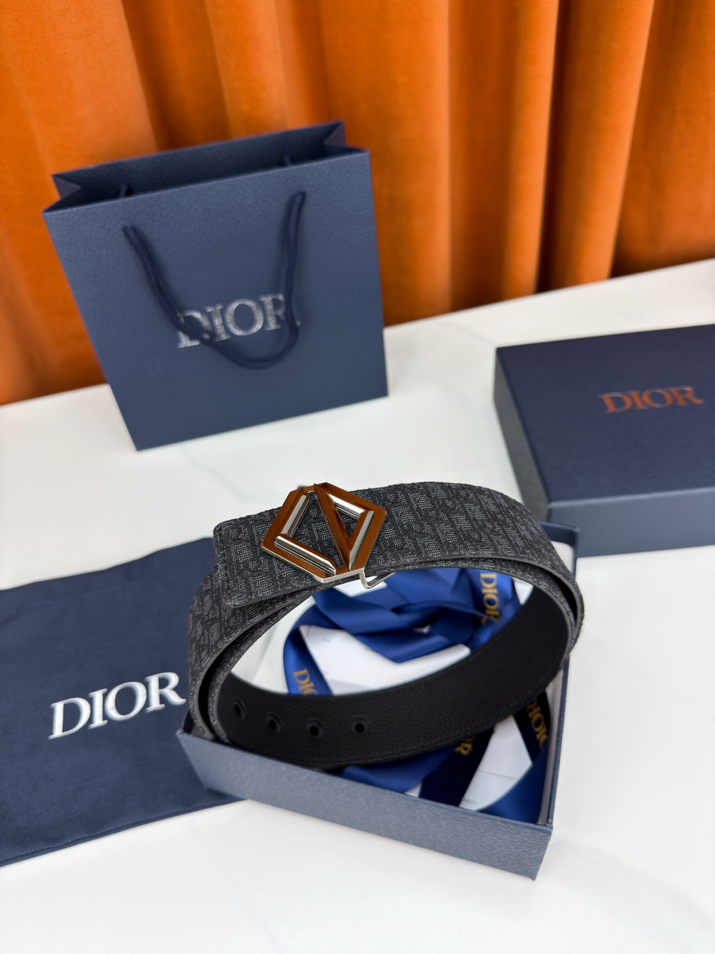 Dior 宽度4.0cm 甄选优质不锈钢五金件，菱形镂空扣设计简约硬朗。织物混纺带身细密老花暗纹，搭配荔