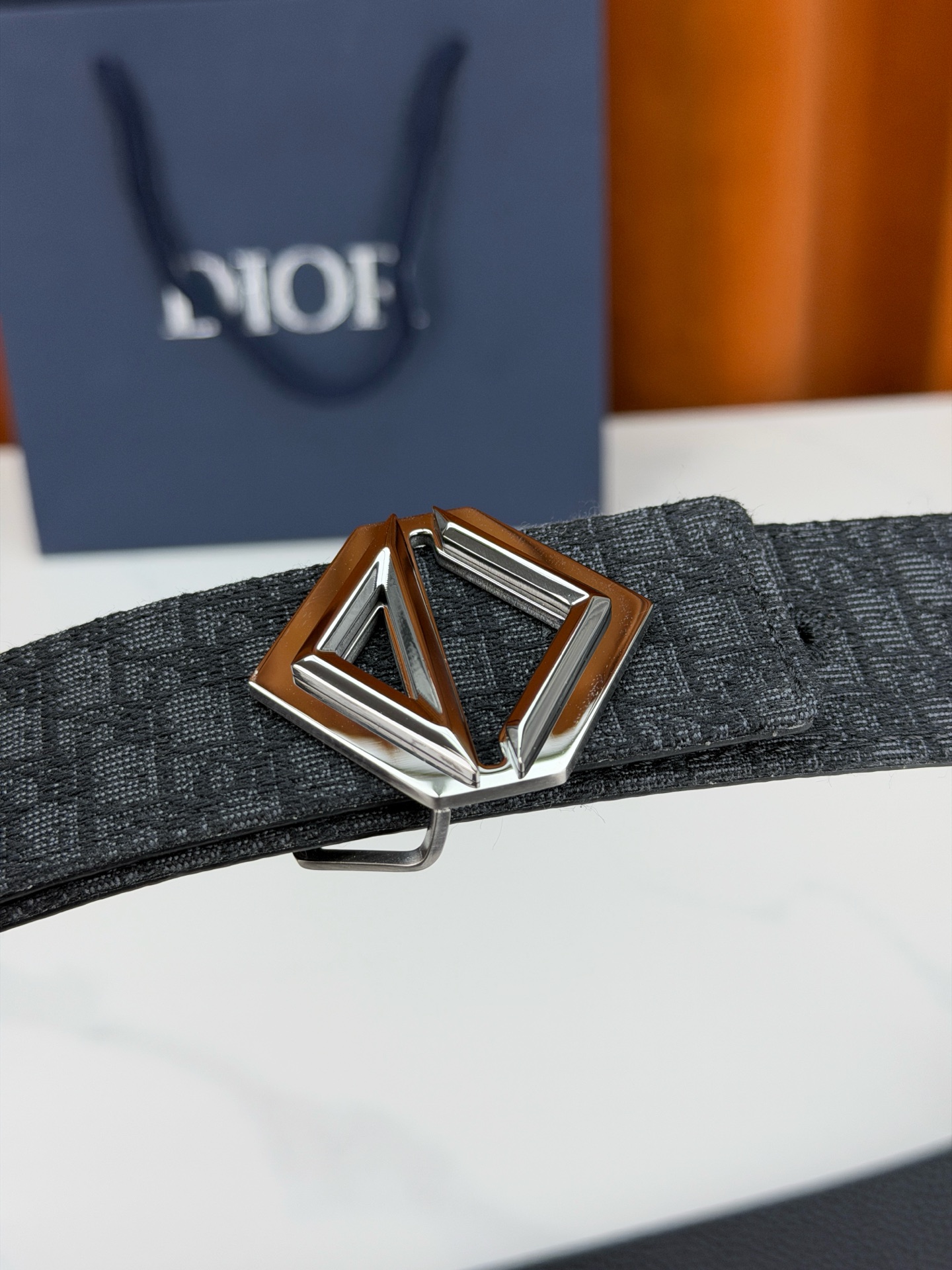 Dior 宽度4.0cm 甄选优质不锈钢五金件，菱形镂空扣设计简约硬朗。织物混纺带身细密老花暗纹，搭配荔