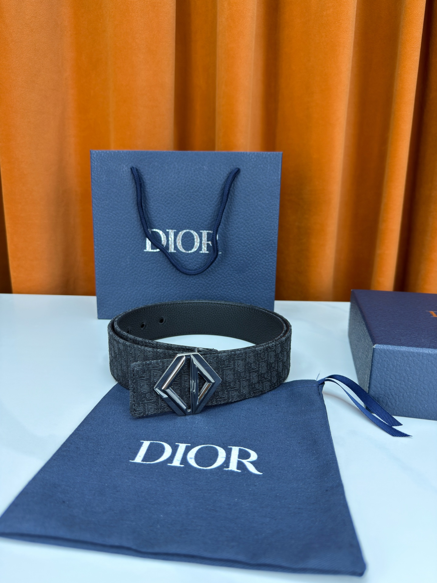 Dior 宽度4.0cm 甄选优质不锈钢五金件，菱形镂空扣设计简约硬朗。织物混纺带身细密老花暗纹，搭配荔
