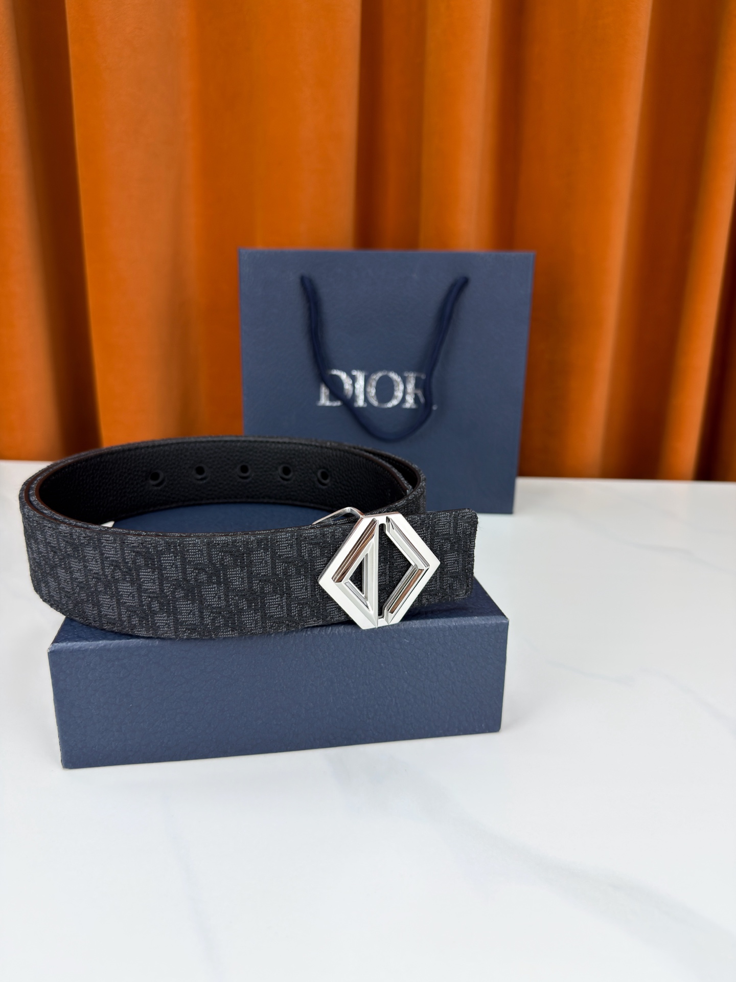 Dior 宽度4.0cm 甄选优质不锈钢五金件，菱形镂空扣设计简约硬朗。织物混纺带身细密老花暗纹，搭配荔