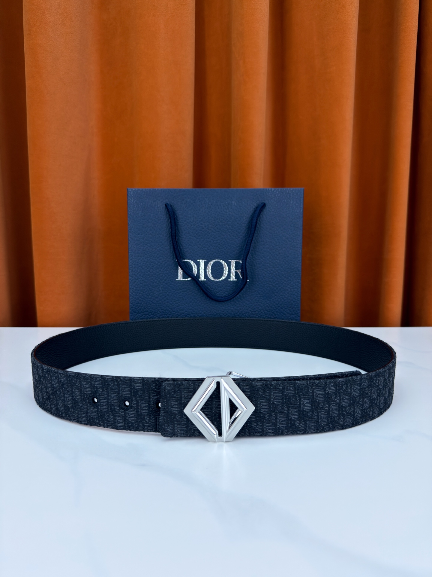 Dior 宽度4.0cm 甄选优质不锈钢五金件，菱形镂空扣设计简约硬朗。织物混纺带身细密老花暗纹，搭配荔