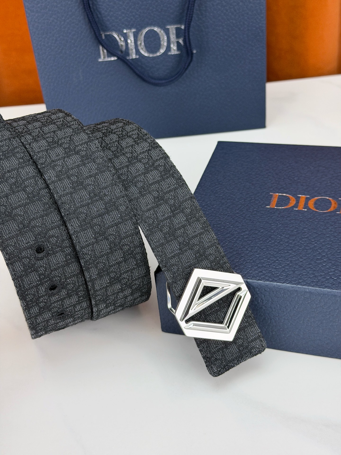 Dior 宽度4.0cm 甄选优质不锈钢五金件，菱形镂空扣设计简约硬朗。织物混纺带身细密老花暗纹，搭配荔