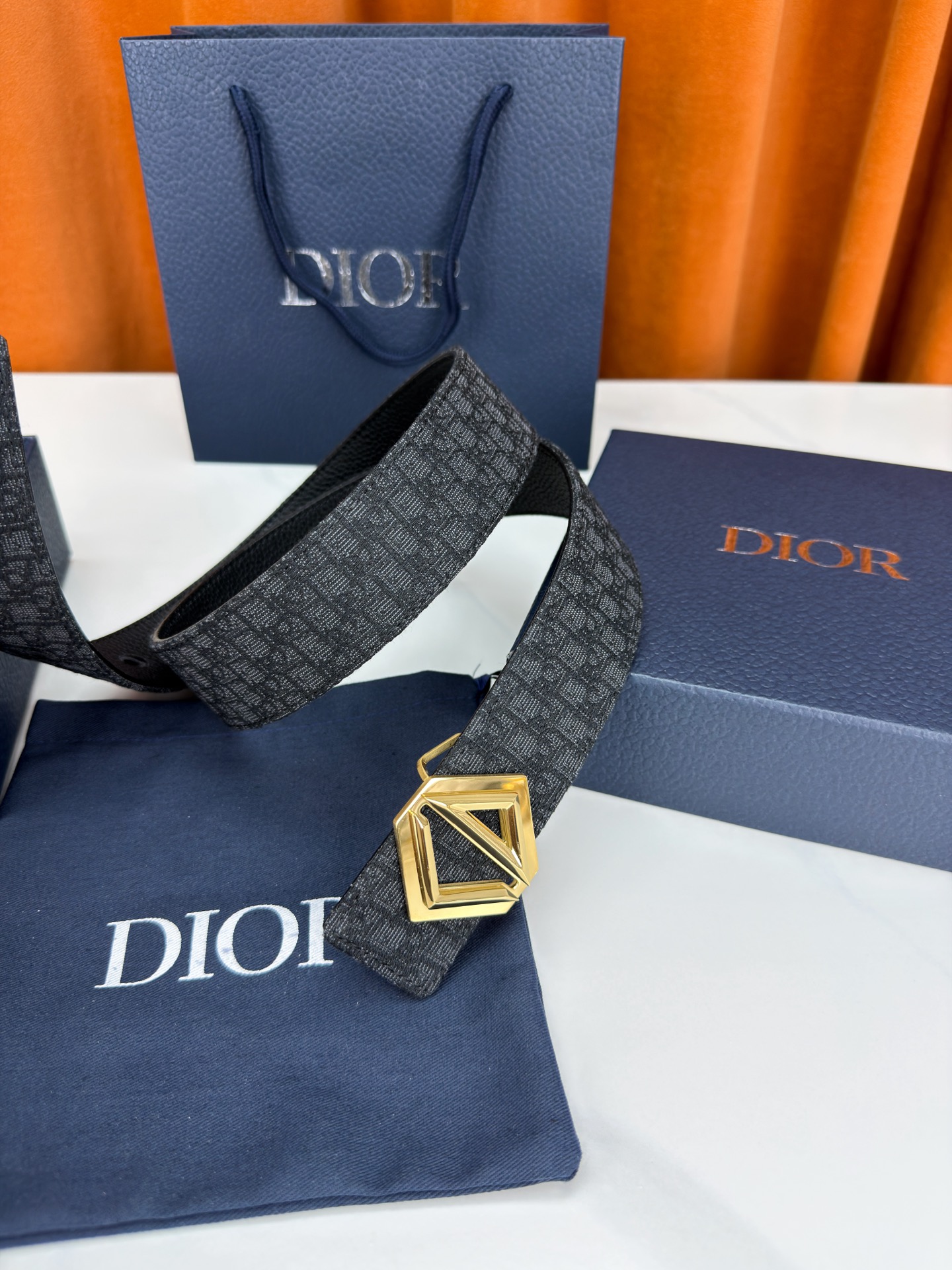 Dior 宽度4.0cm 甄选优质不锈钢五金件，菱形镂空扣设计简约硬朗。织物混纺带身细密老花暗纹，搭配荔