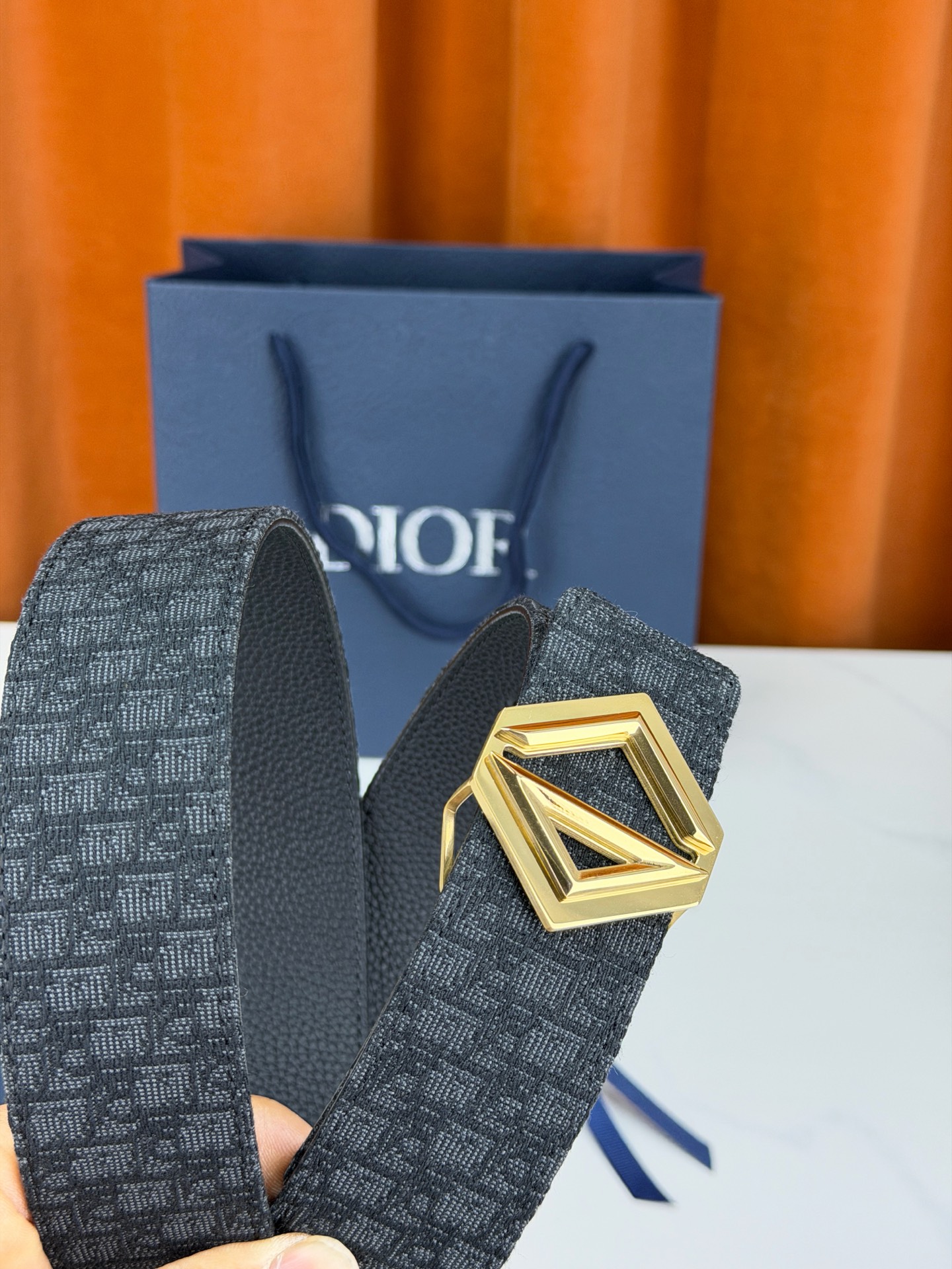 Dior 宽度4.0cm 甄选优质不锈钢五金件，菱形镂空扣设计简约硬朗。织物混纺带身细密老花暗纹，搭配荔