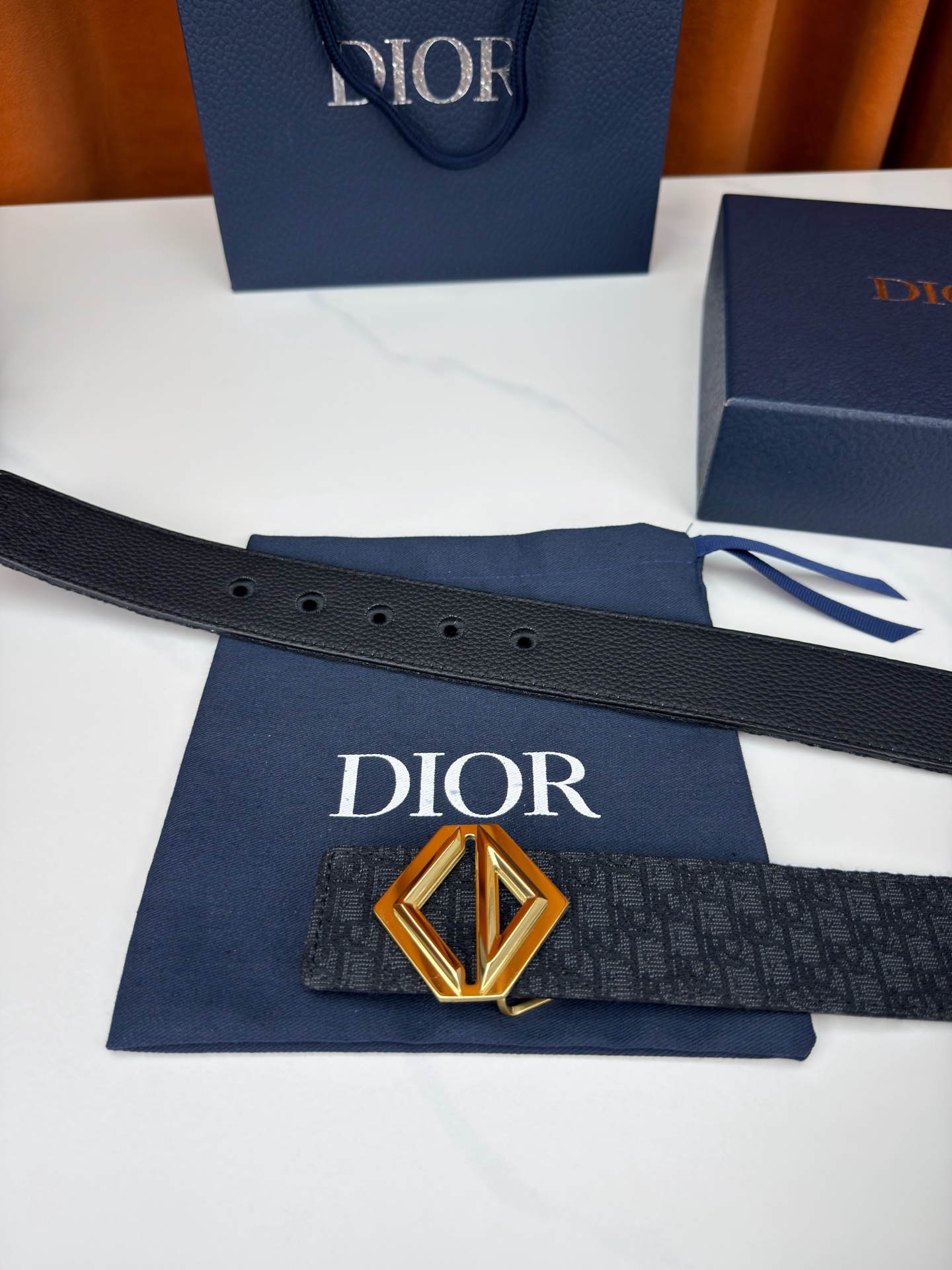 Dior 宽度4.0cm 甄选优质不锈钢五金件，菱形镂空扣设计简约硬朗。织物混纺带身细密老花暗纹，搭配荔